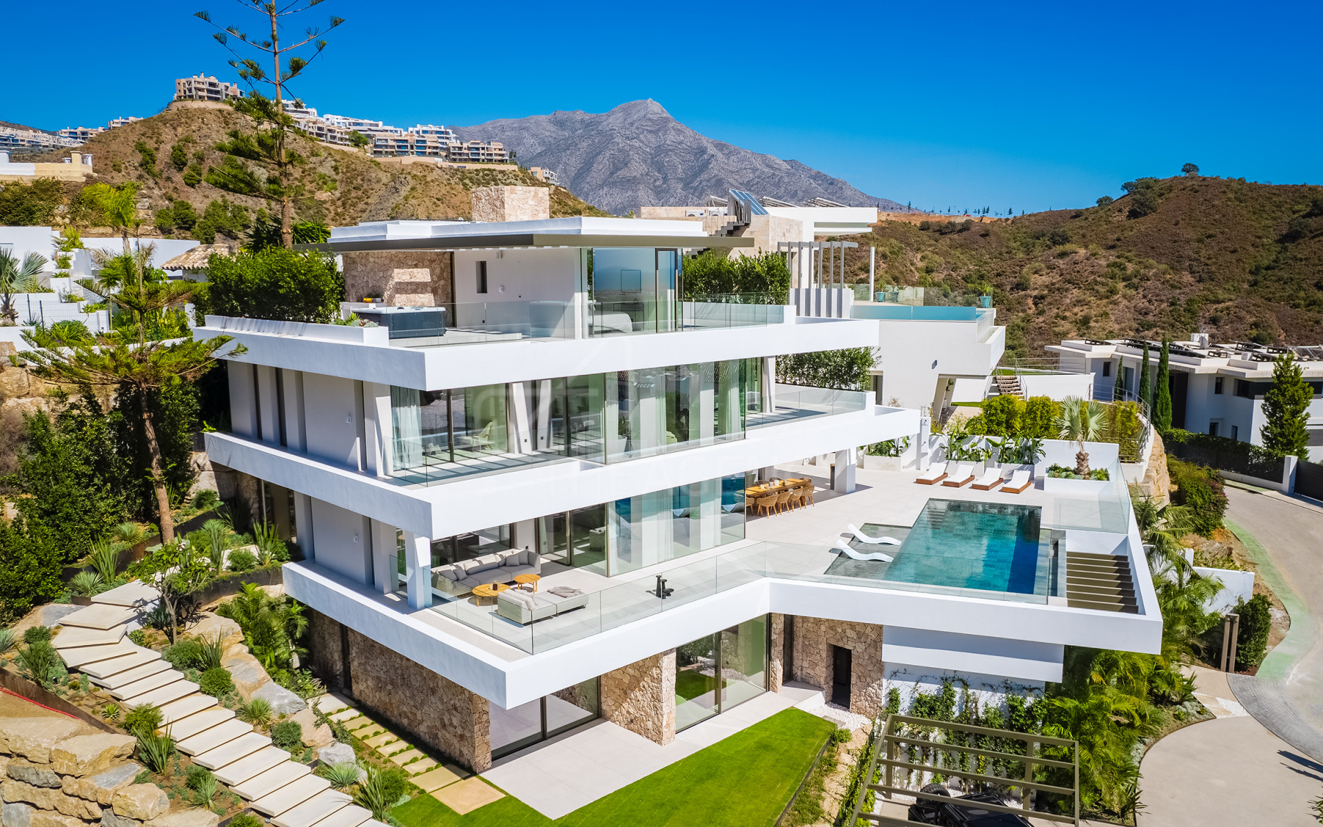 One of a kind front line golf villa with panoramic views in Lomas de la Quinta, Benahavis.