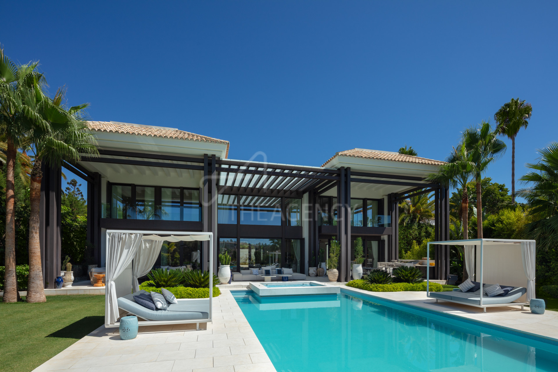 Magnificent frontline golf villa in Nueva Andalucía, Marbella.