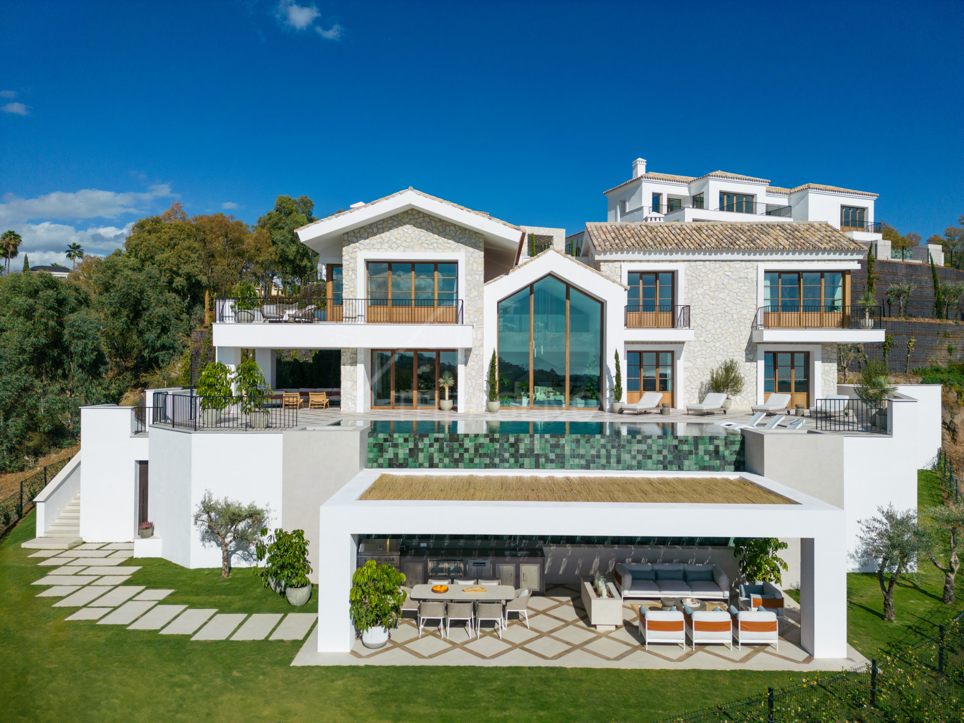 Magnificent newly built Mediterranean-style villa in El Herrojo, Benahavís.