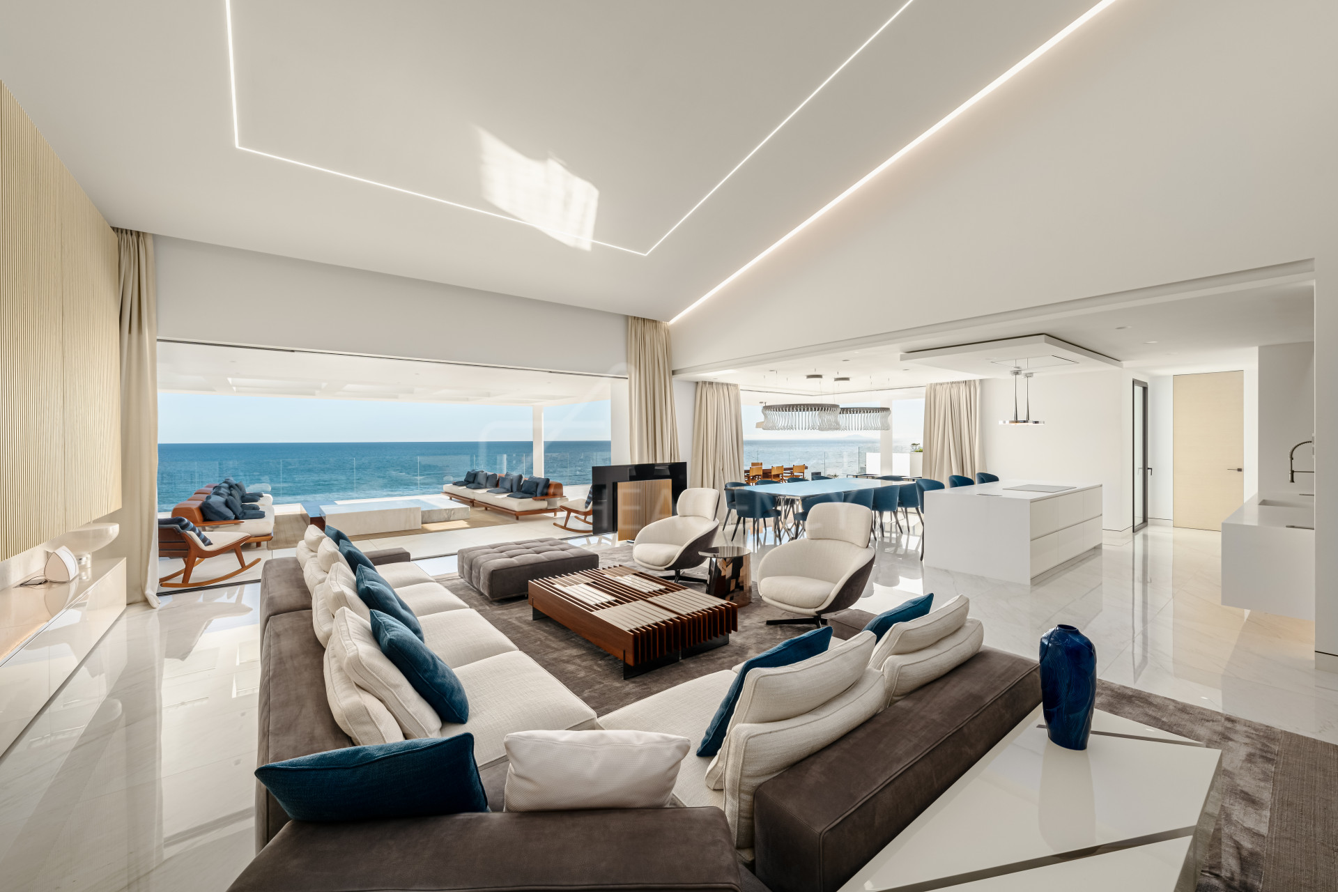 Spectacular Newly-Built Upscale Oceanfront Penthouse Offering Breathtaking Panoramic Views of the Sea in Emare Beach, Estepona