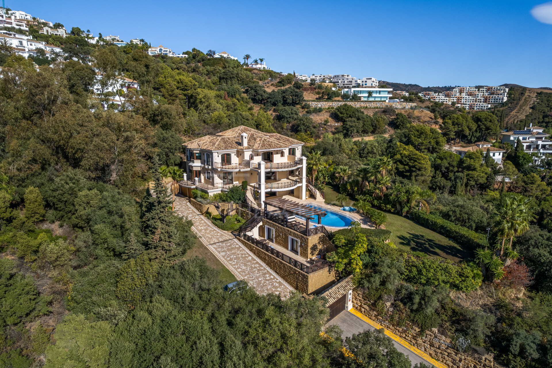 Villa Melana - Luxurious Retreat with Breathtaking Panoramic Views in Altos de Los Monteros, Marbella.