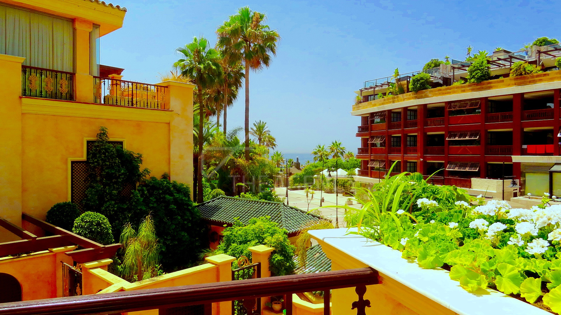 Three-bedroom apartment in a beachfront complex in Puerto Banús.