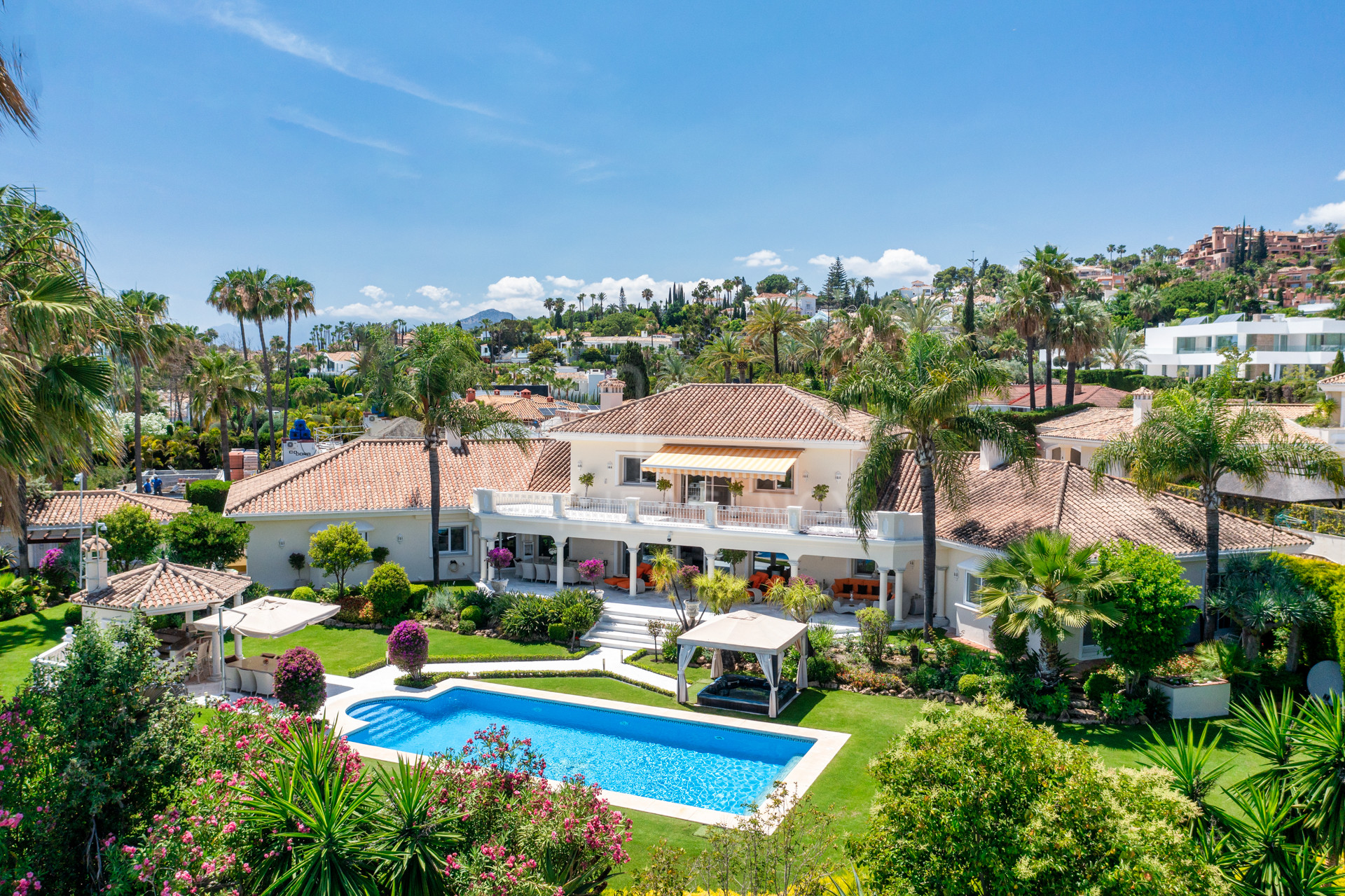 Refined Villa with Panoramic Mountain Views - Nueva Andalucía, Marbella