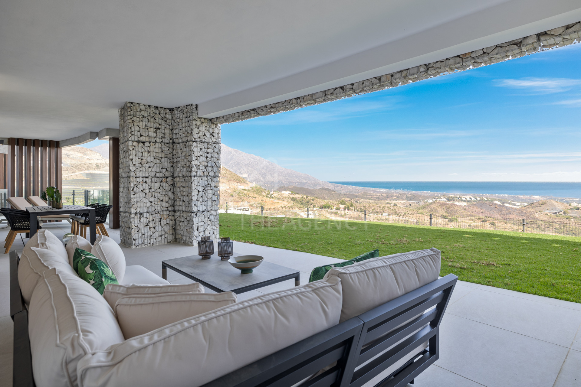 Beautiful 3-bedroom apartment with private garden in Real de La Quinta, Benahavis.