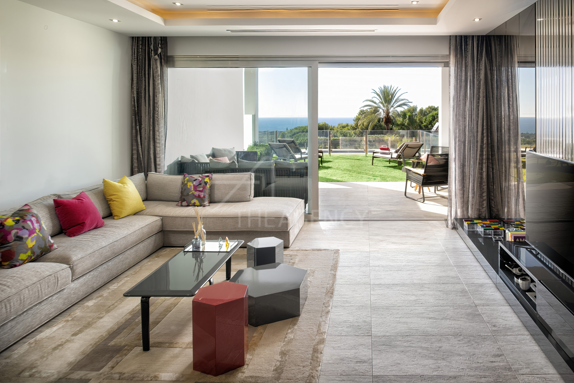 Elegant Townhouse with Panoramic Sea Views – Marbella