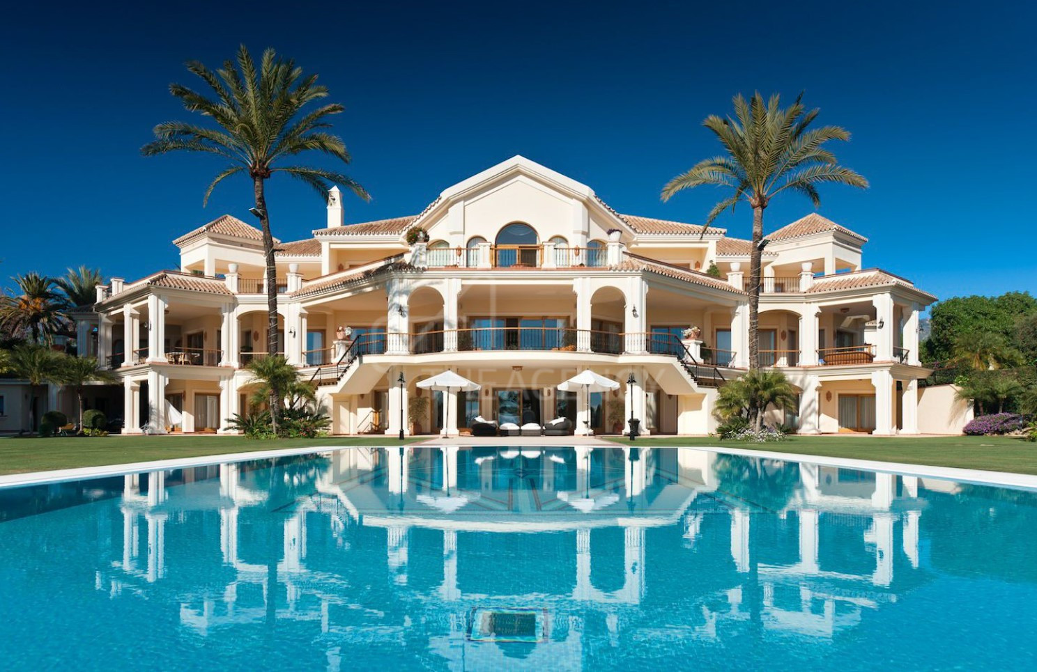 Impressive Exclusive Beachfront Villa in Marbella Golden Mile