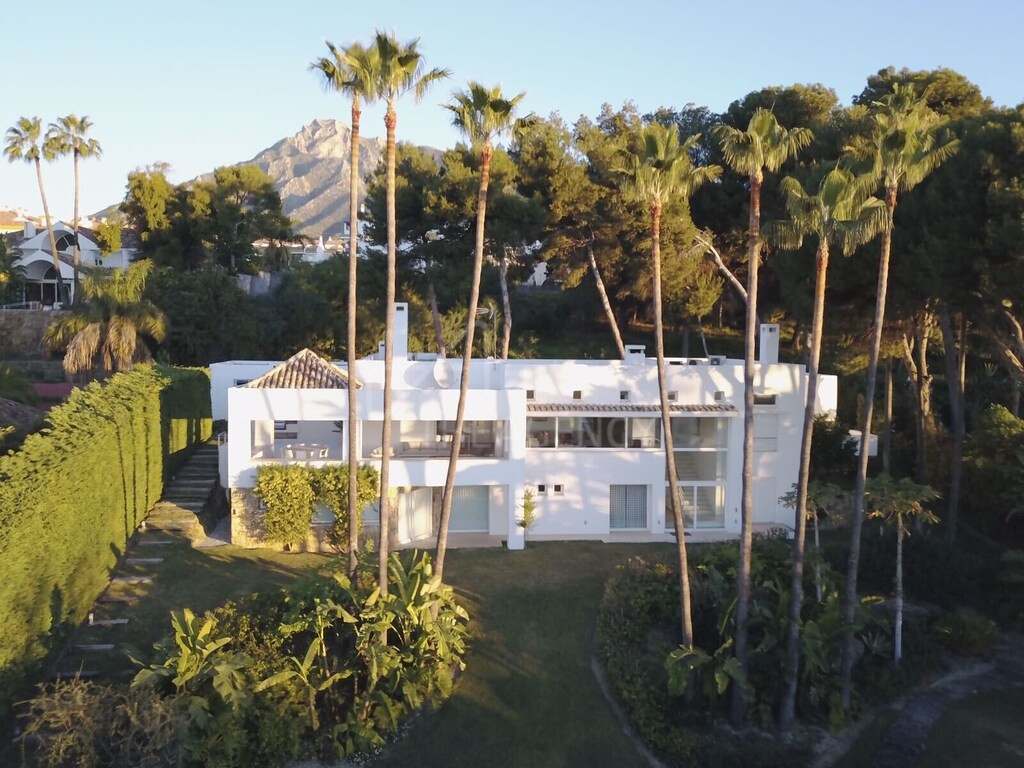 Luxurious Villa in Nagüeles with Breathtaking Sea Views