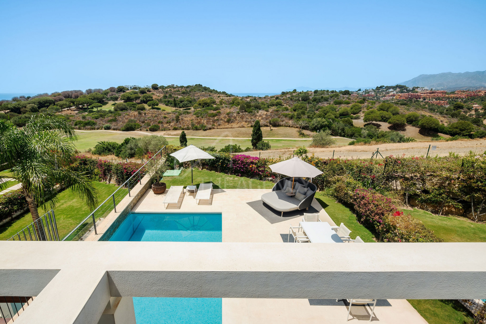 Casa Flamingo - Villa with Mediterranean and Golf Views in Cabopino, Marbella East