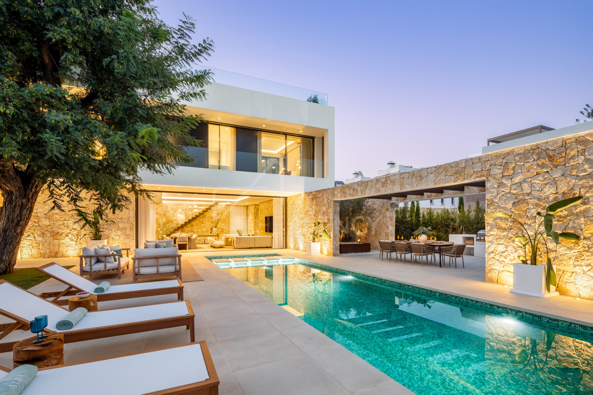 Charming Modern Villa with Relaxed Living in Cortijo Blanco, San Pedro de Alcantara