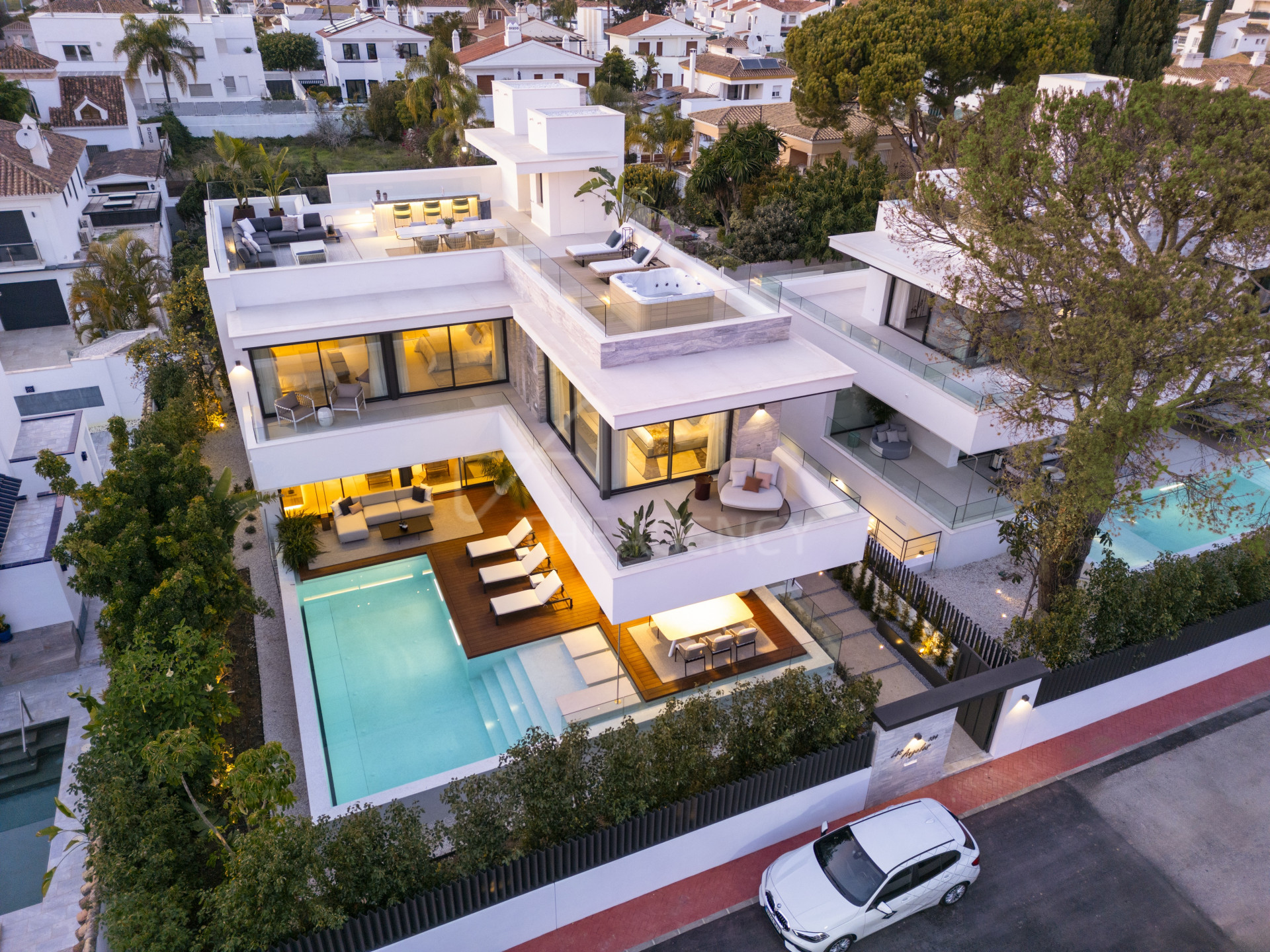 Fantastic beachside property in Cortijo Blanco, San Pedro de Alcantara.