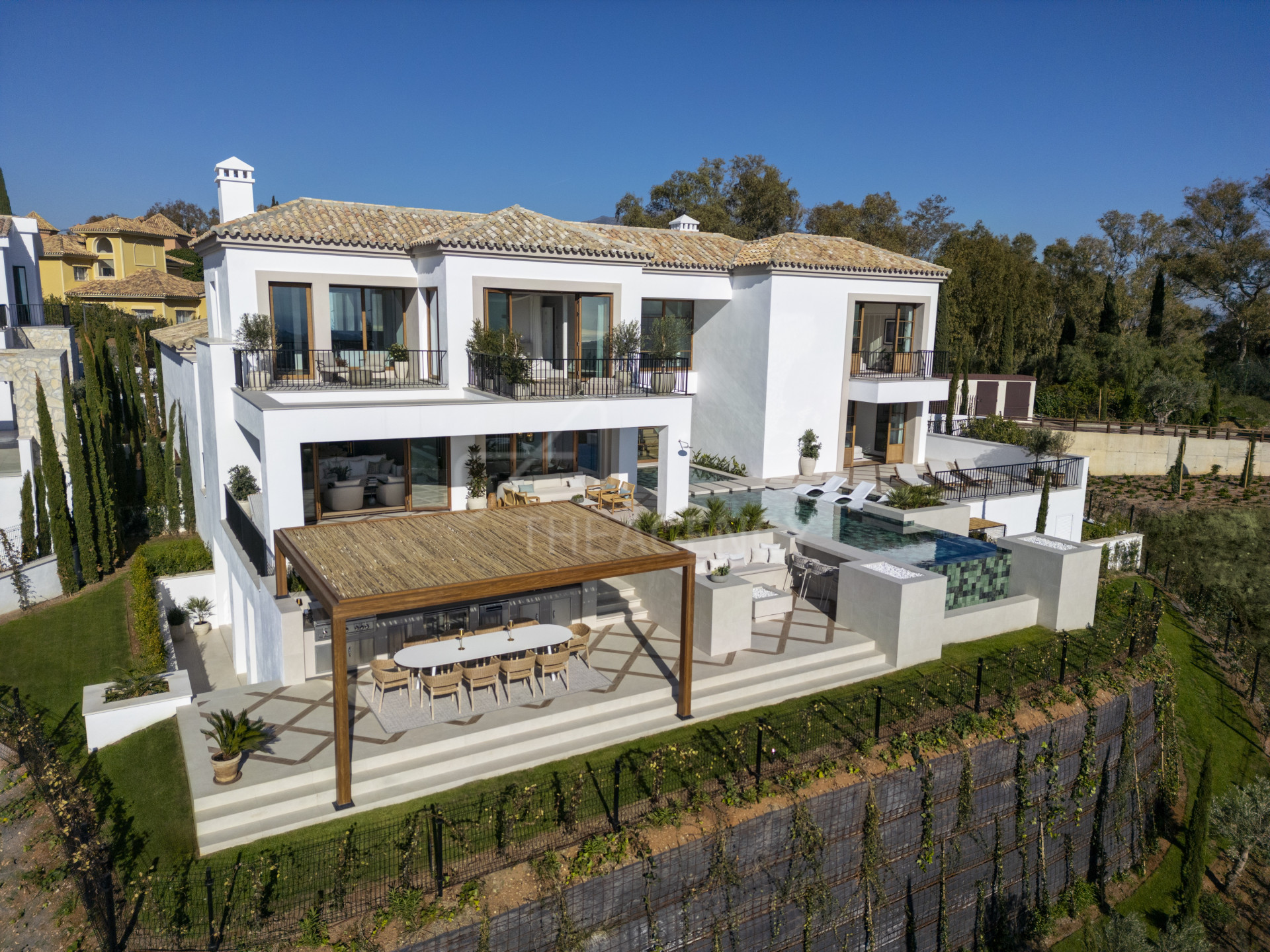Magnificent five-bedroom villa in a gated community in El Herrojo, Benahavis.