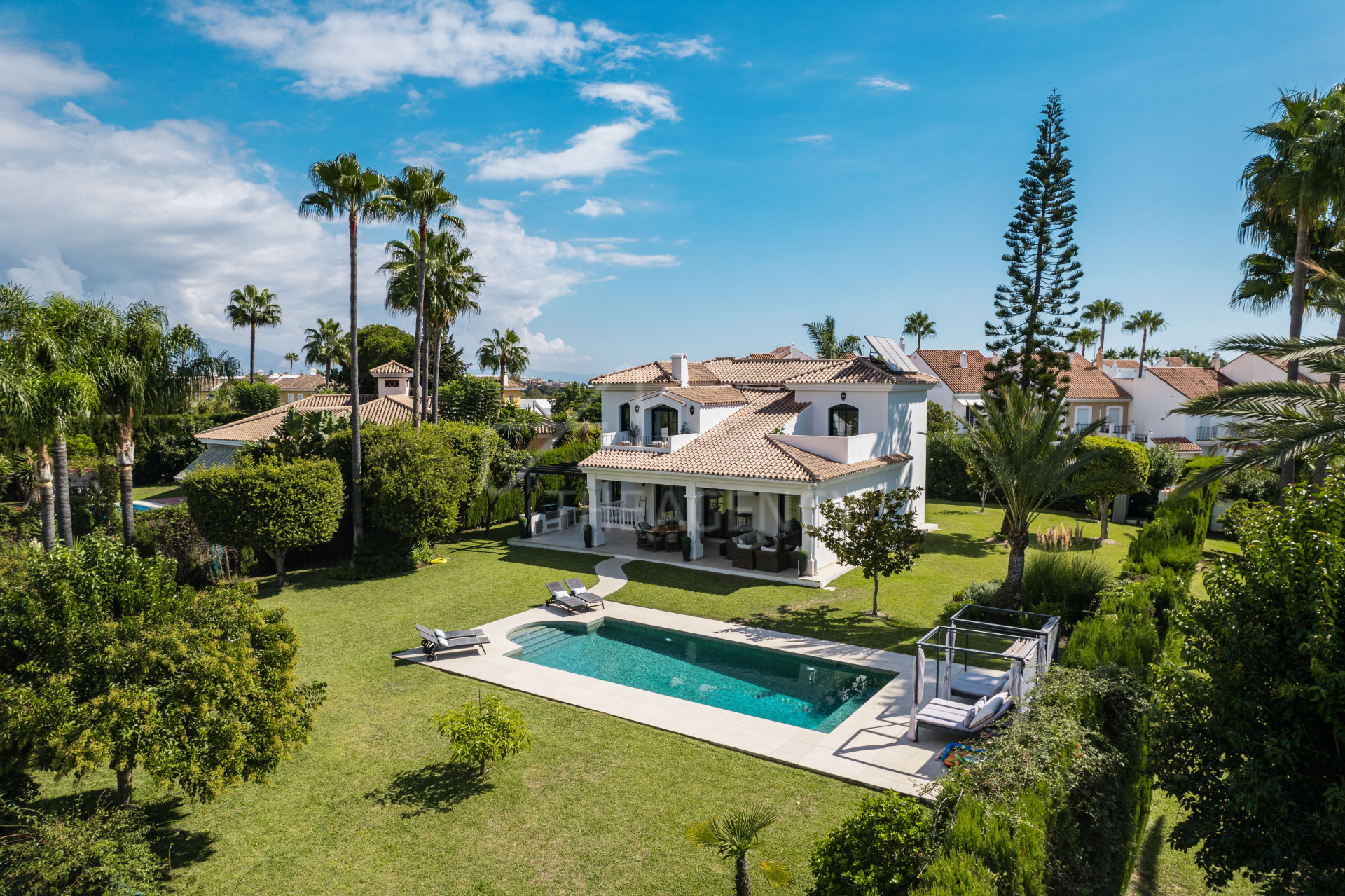 Renovated Family Villa with Landscaped Garden - Monte Biarritz, Estepona East