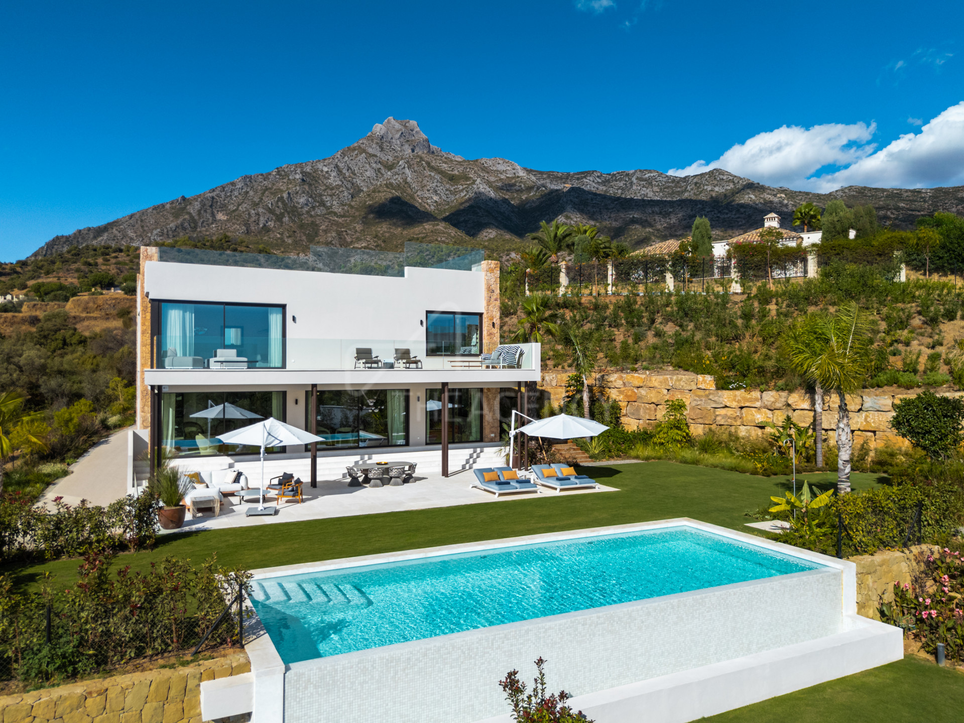 Modern Architectural Villa with Open Mediterranean Views - Marbella Hill Club