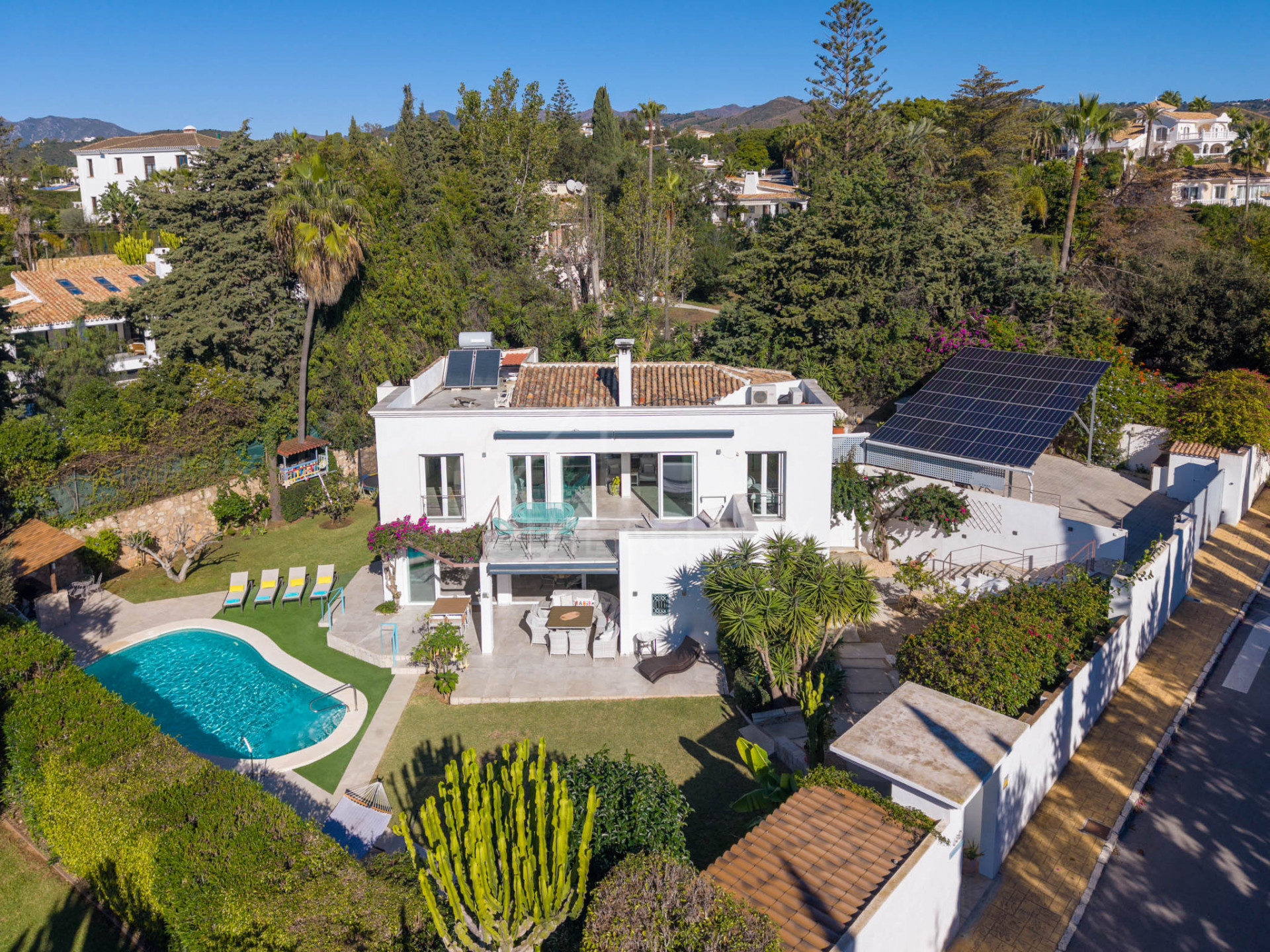 Villa Olicana - Elegant Family Villa with Outdoor Living and Prime Location -El Rosario, Marbella East