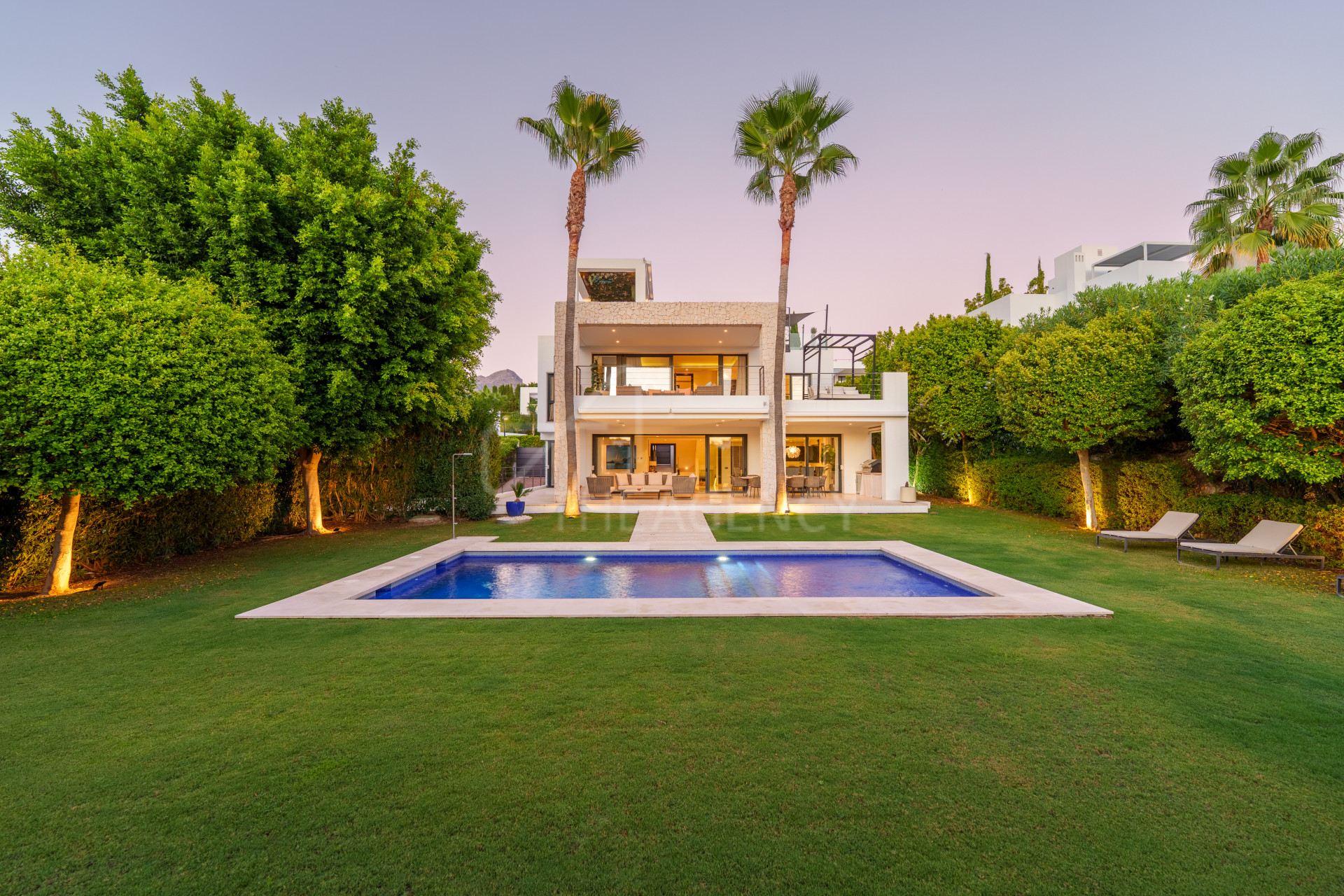 Contemporary Villa with Refined Design in Nueva Andalucía