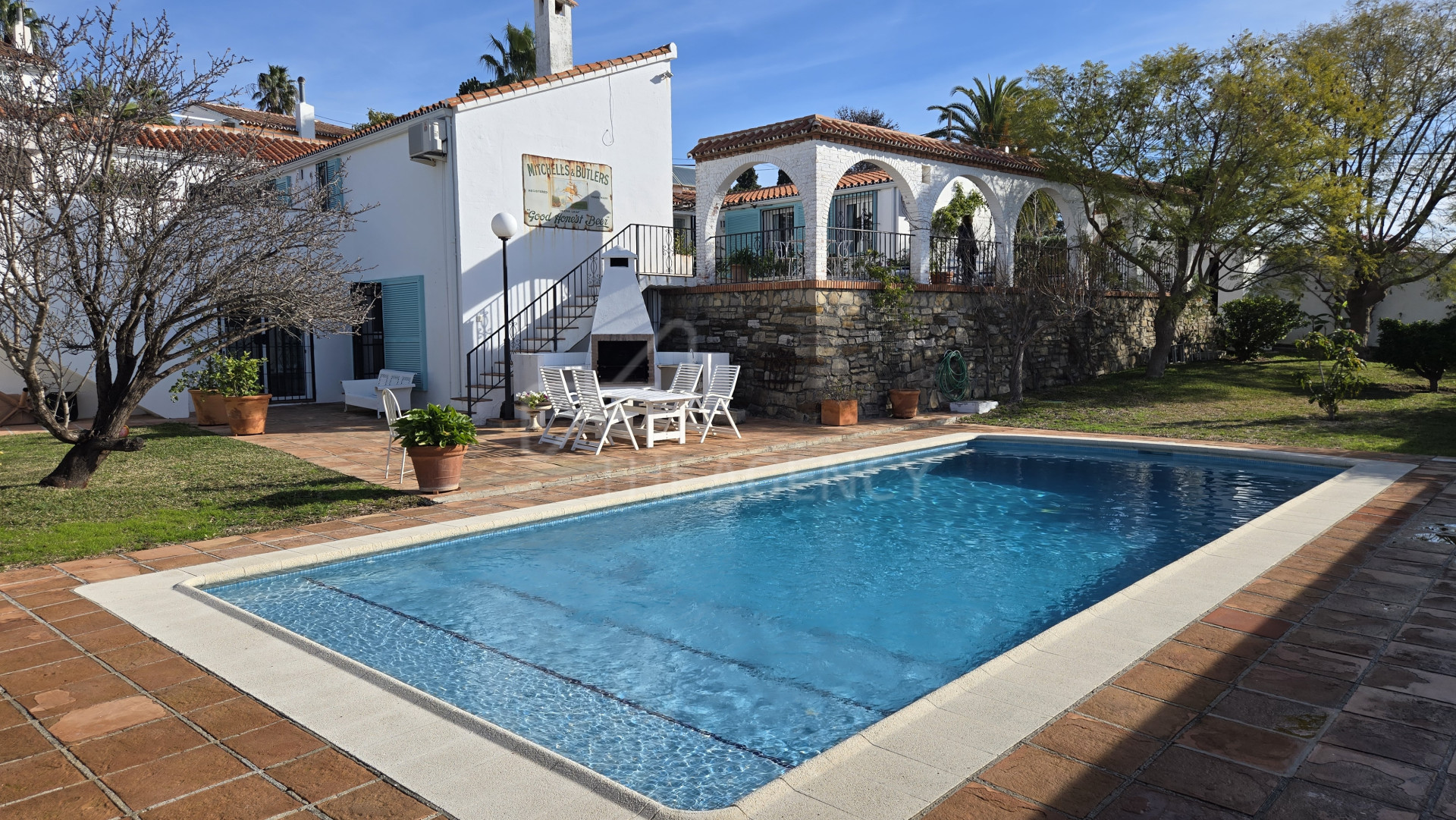 Traditional-Style Villa with Panoramic Sea Views and Guest Apartment in Puerto Romano, Estepona