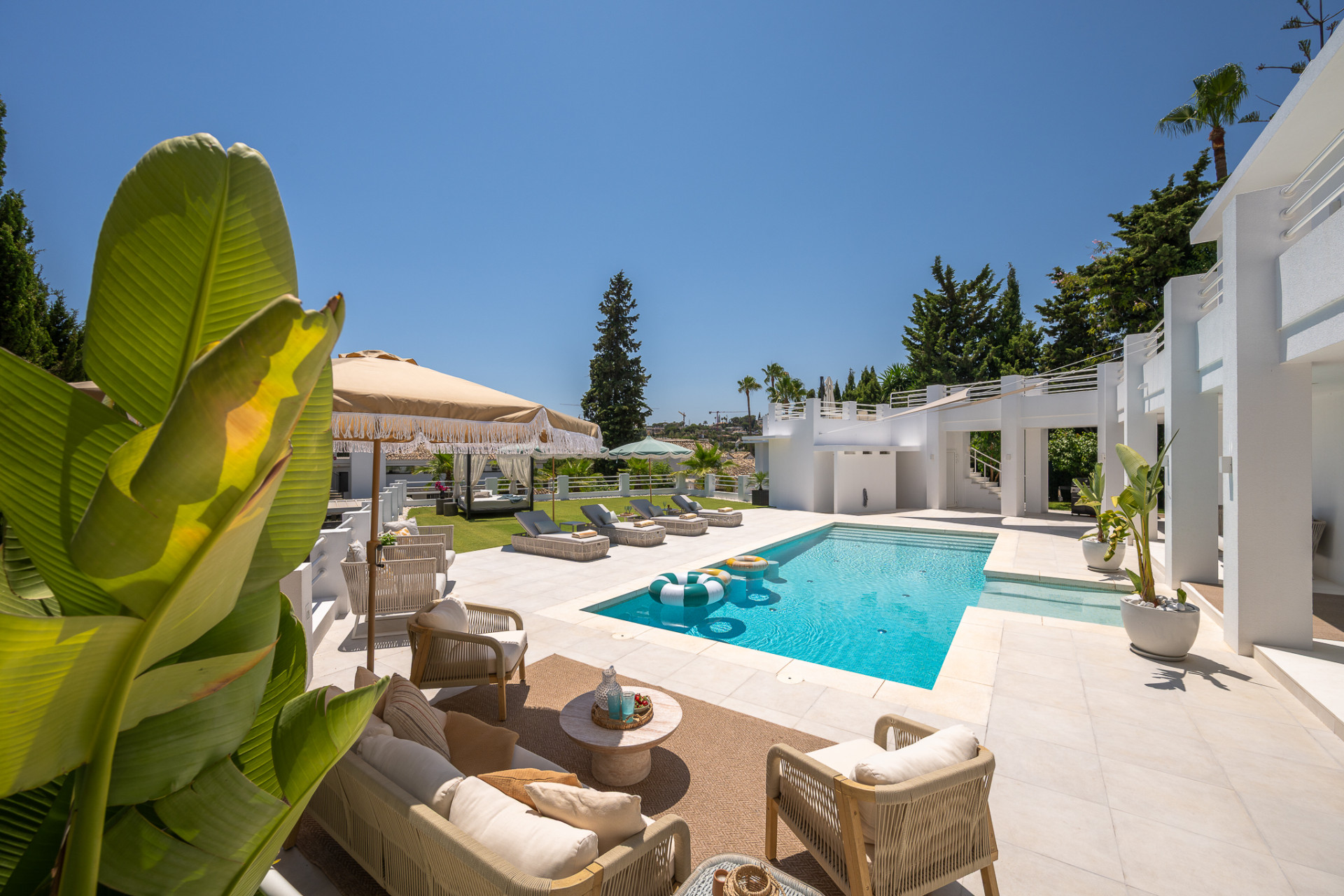Exceptional Renovated Luxury Villa with Tourist Licence in Parcelas del Golf, Nueva Andalucía