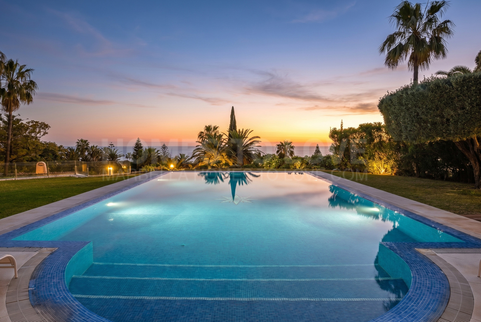 Elegante Mediterrane Villa in der Prestigeträchtigen Urbanisation Hacienda Las Chapas, Marbella, mit Bereits Vorhandener Touristenlizenz