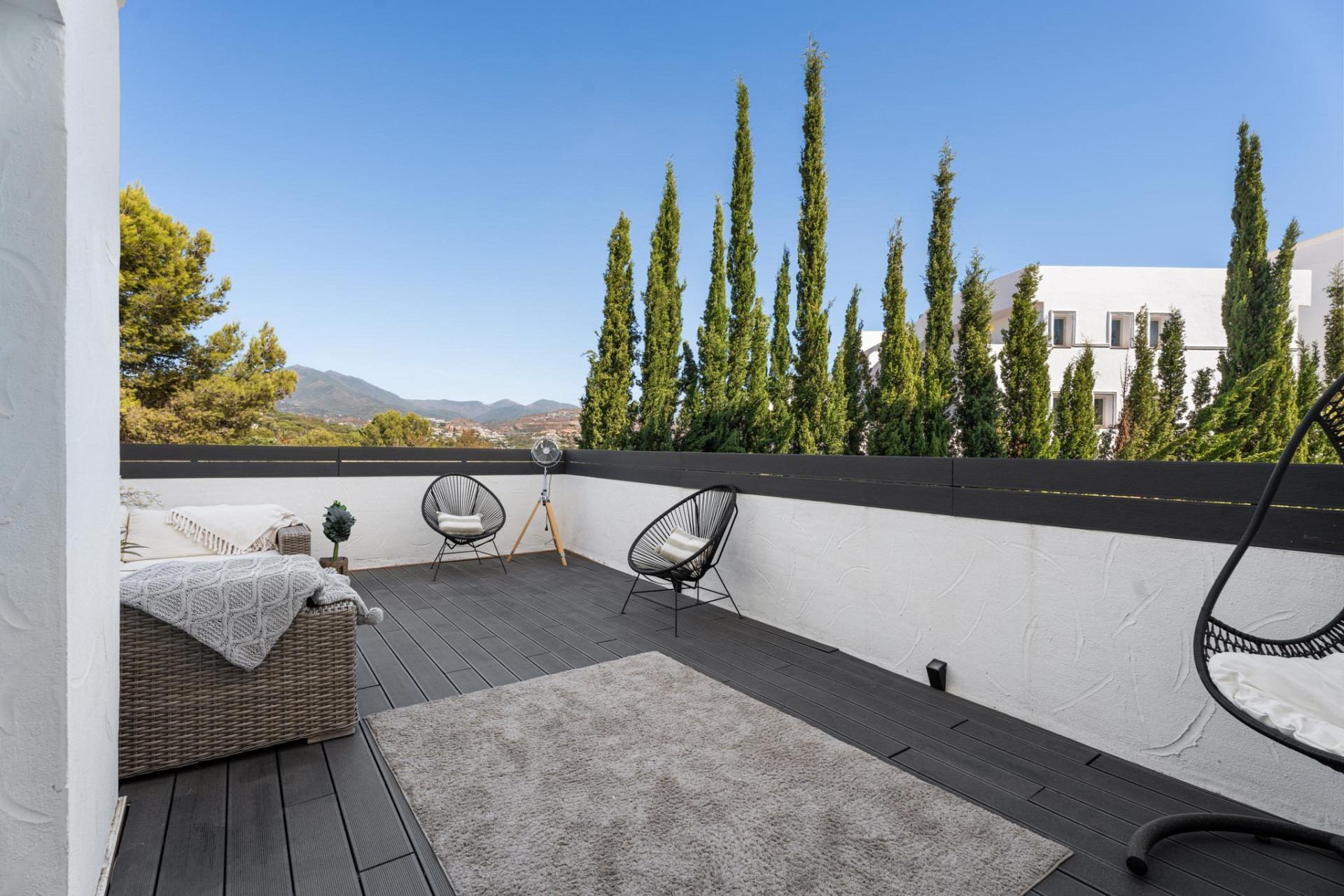 Moderne Leilighet på Bakkeplan i Nueva Andalucia med Fantastisk Utsikt