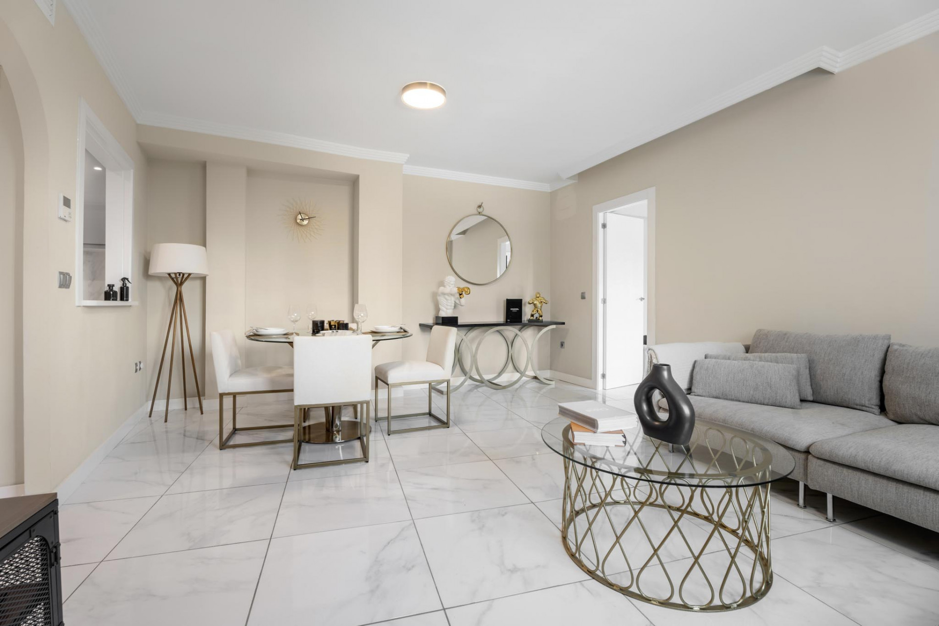 Moderne Leilighet på Bakkeplan i Nueva Andalucia med Fantastisk Utsikt