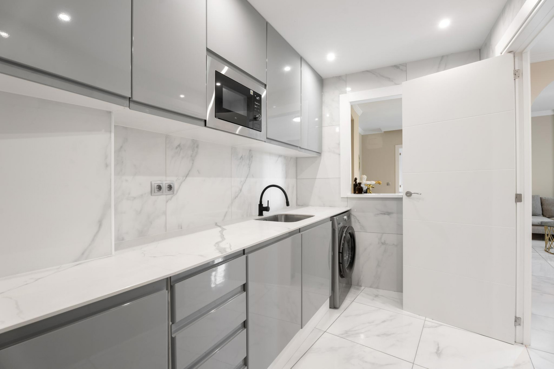 Moderne Leilighet på Bakkeplan i Nueva Andalucia med Fantastisk Utsikt