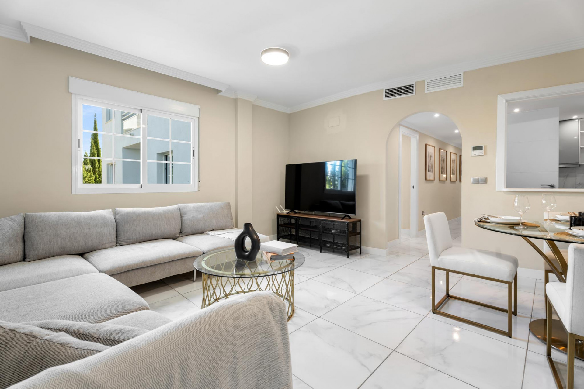 Moderne Leilighet på Bakkeplan i Nueva Andalucia med Fantastisk Utsikt