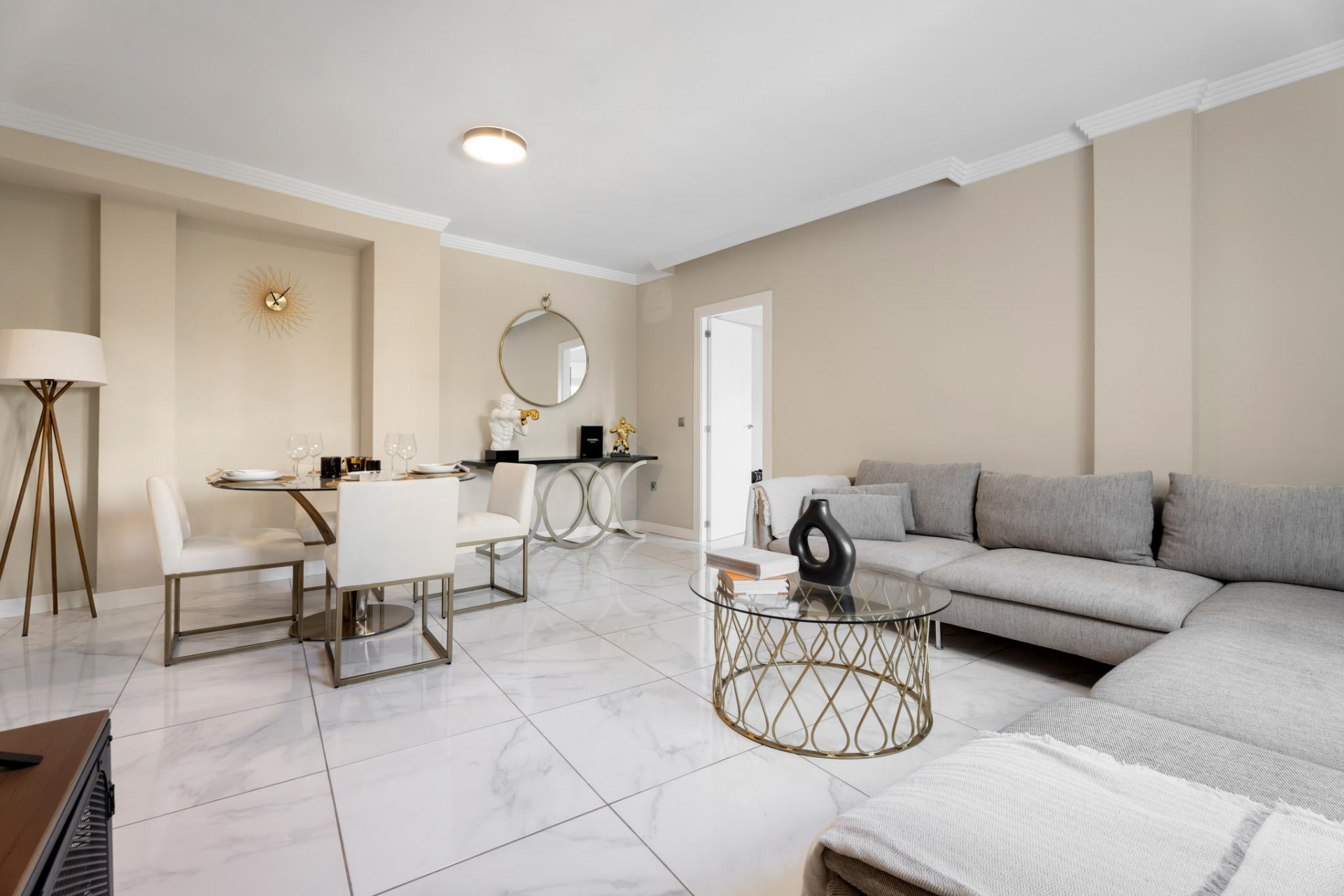 Moderne Leilighet på Bakkeplan i Nueva Andalucia med Fantastisk Utsikt