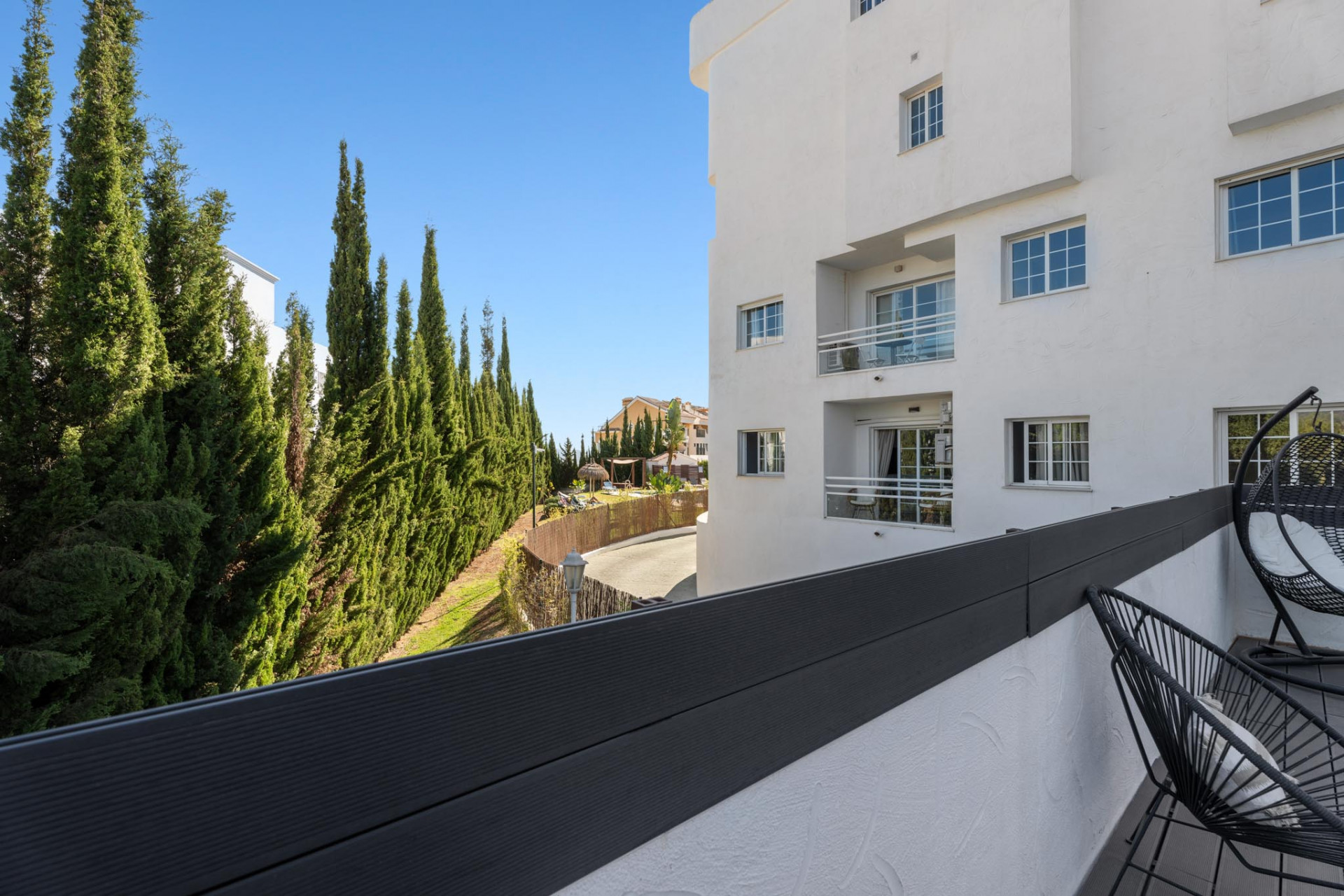 Moderne Leilighet på Bakkeplan i Nueva Andalucia med Fantastisk Utsikt