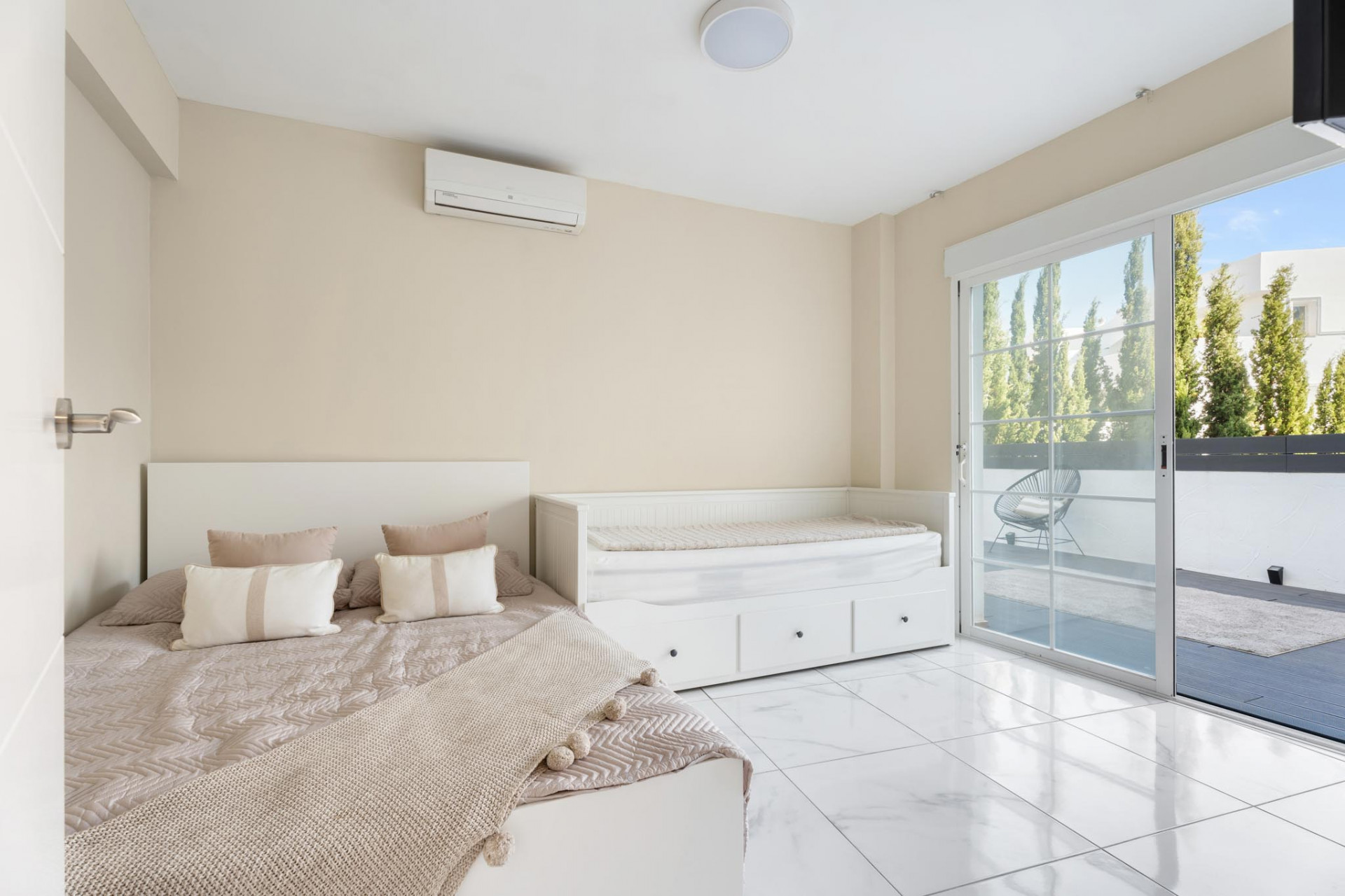 Moderne Leilighet på Bakkeplan i Nueva Andalucia med Fantastisk Utsikt