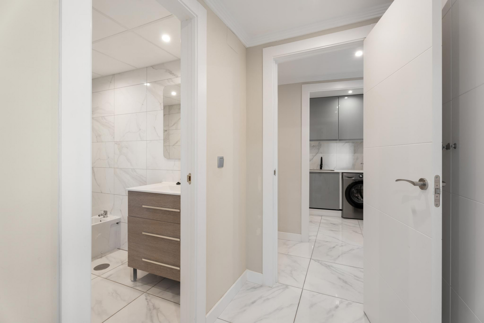 Moderne Leilighet på Bakkeplan i Nueva Andalucia med Fantastisk Utsikt