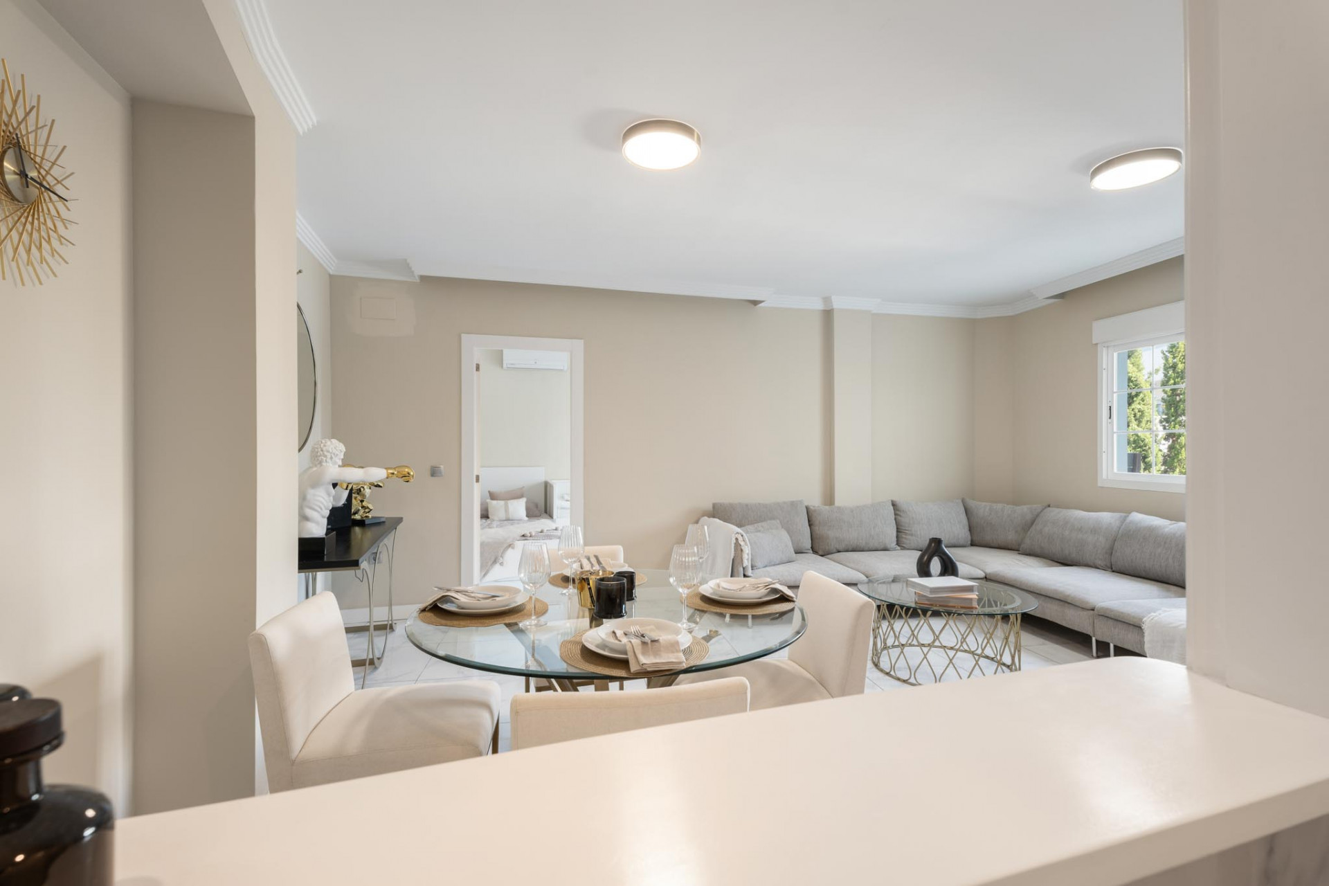 Moderne Leilighet på Bakkeplan i Nueva Andalucia med Fantastisk Utsikt