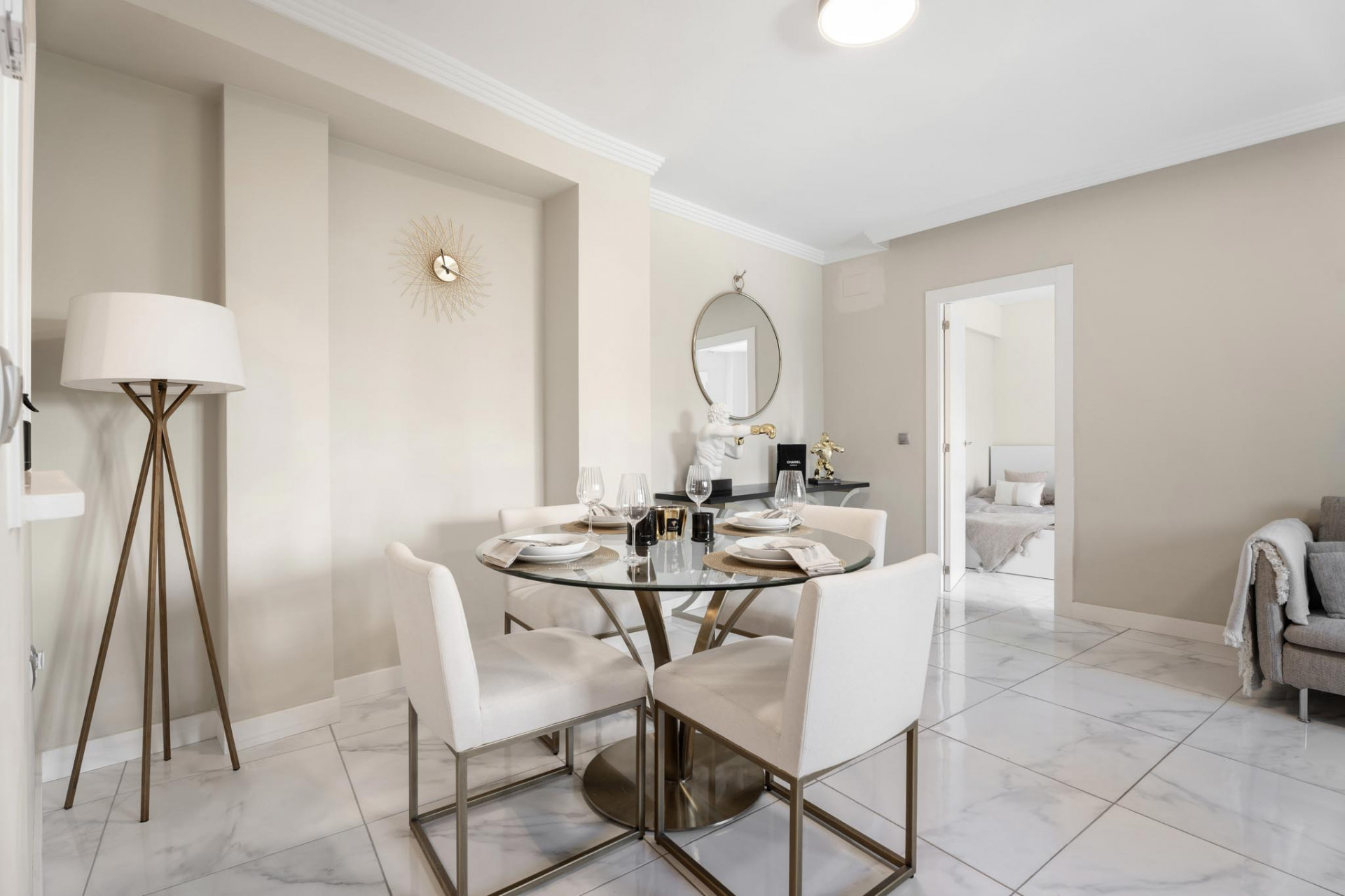 Moderne Leilighet på Bakkeplan i Nueva Andalucia med Fantastisk Utsikt