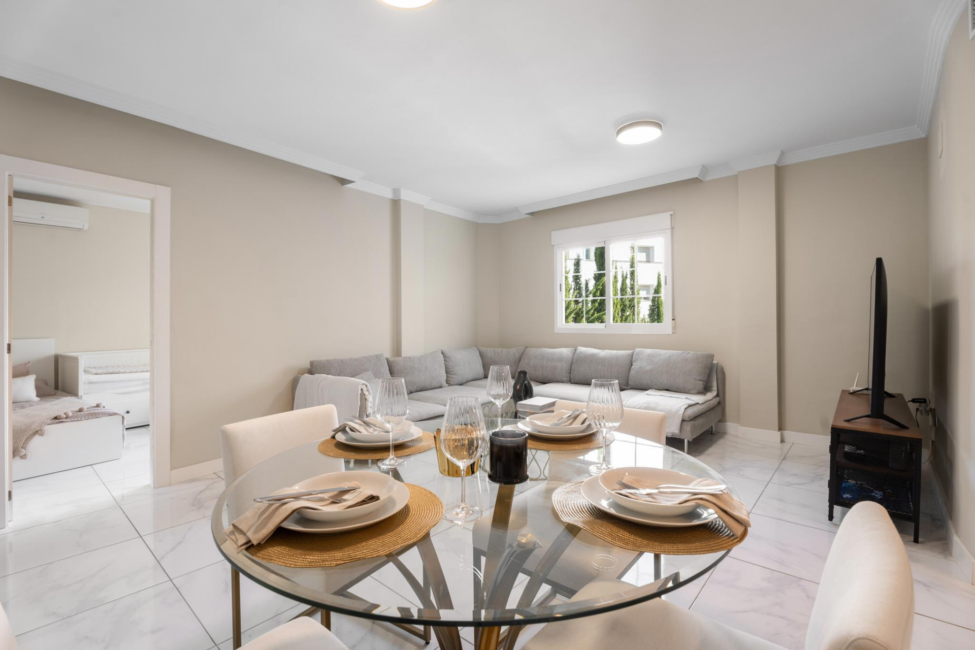 Moderne Leilighet på Bakkeplan i Nueva Andalucia med Fantastisk Utsikt