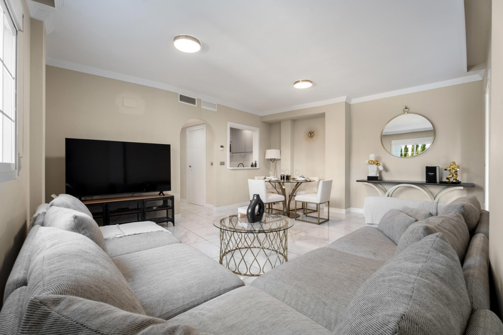 Moderne Leilighet på Bakkeplan i Nueva Andalucia med Fantastisk Utsikt