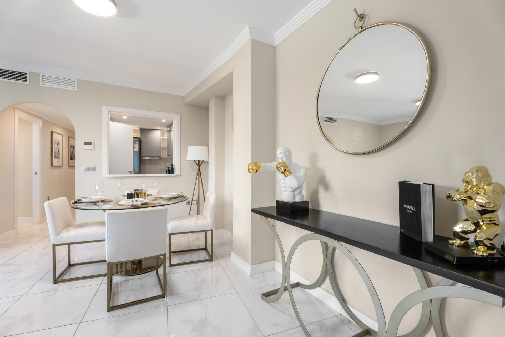 Moderne Leilighet på Bakkeplan i Nueva Andalucia med Fantastisk Utsikt