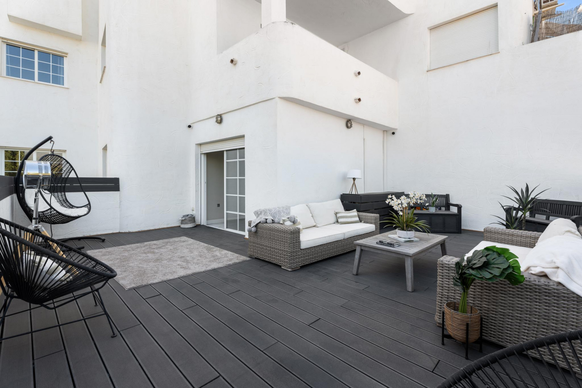 Moderne Leilighet på Bakkeplan i Nueva Andalucia med Fantastisk Utsikt