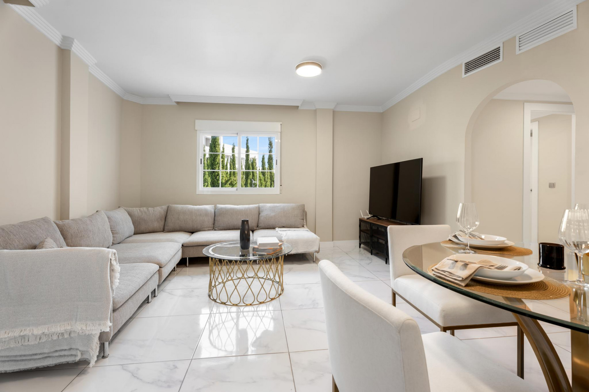 Moderne Leilighet på Bakkeplan i Nueva Andalucia med Fantastisk Utsikt