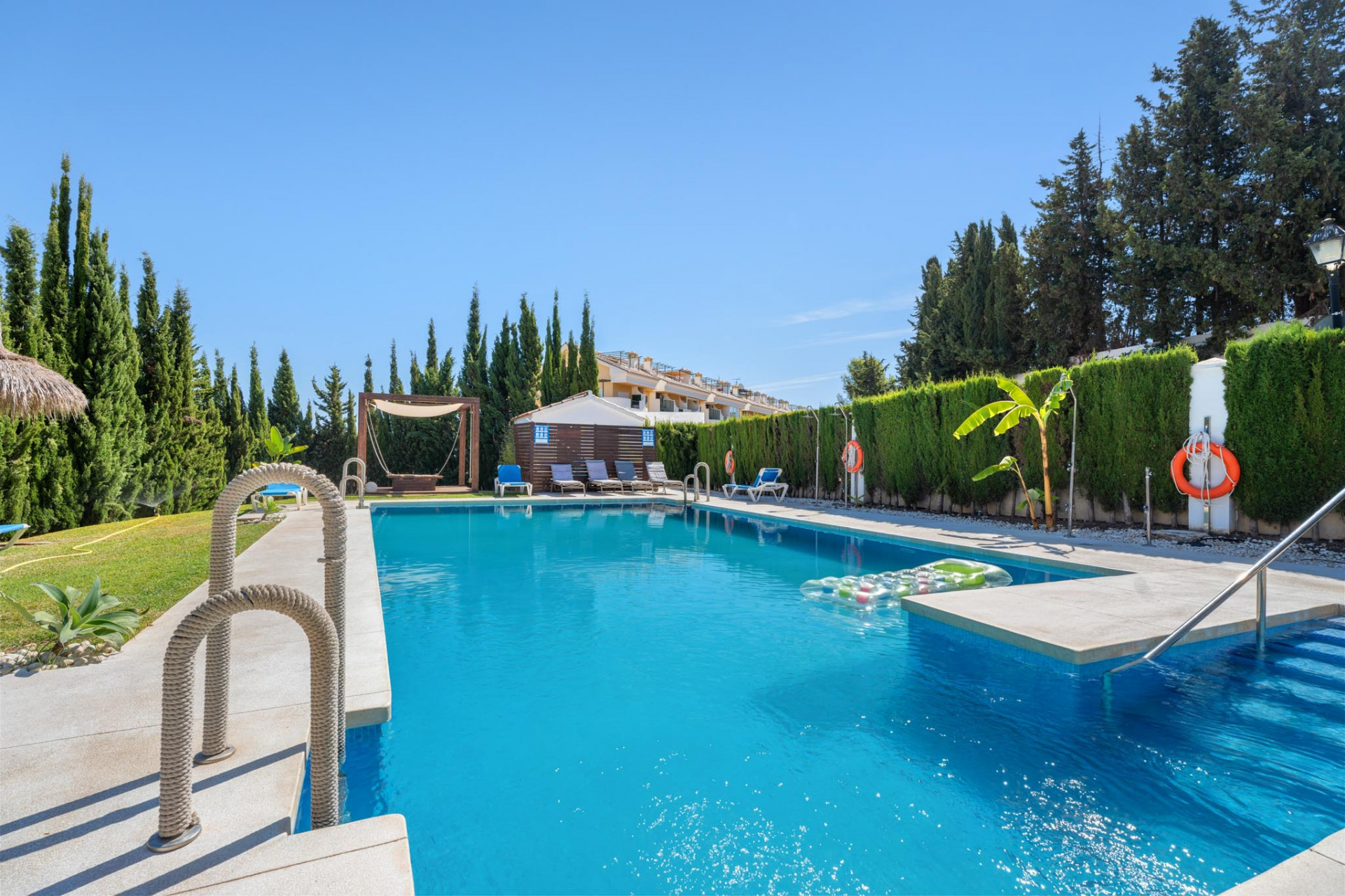 Moderne Leilighet på Bakkeplan i Nueva Andalucia med Fantastisk Utsikt