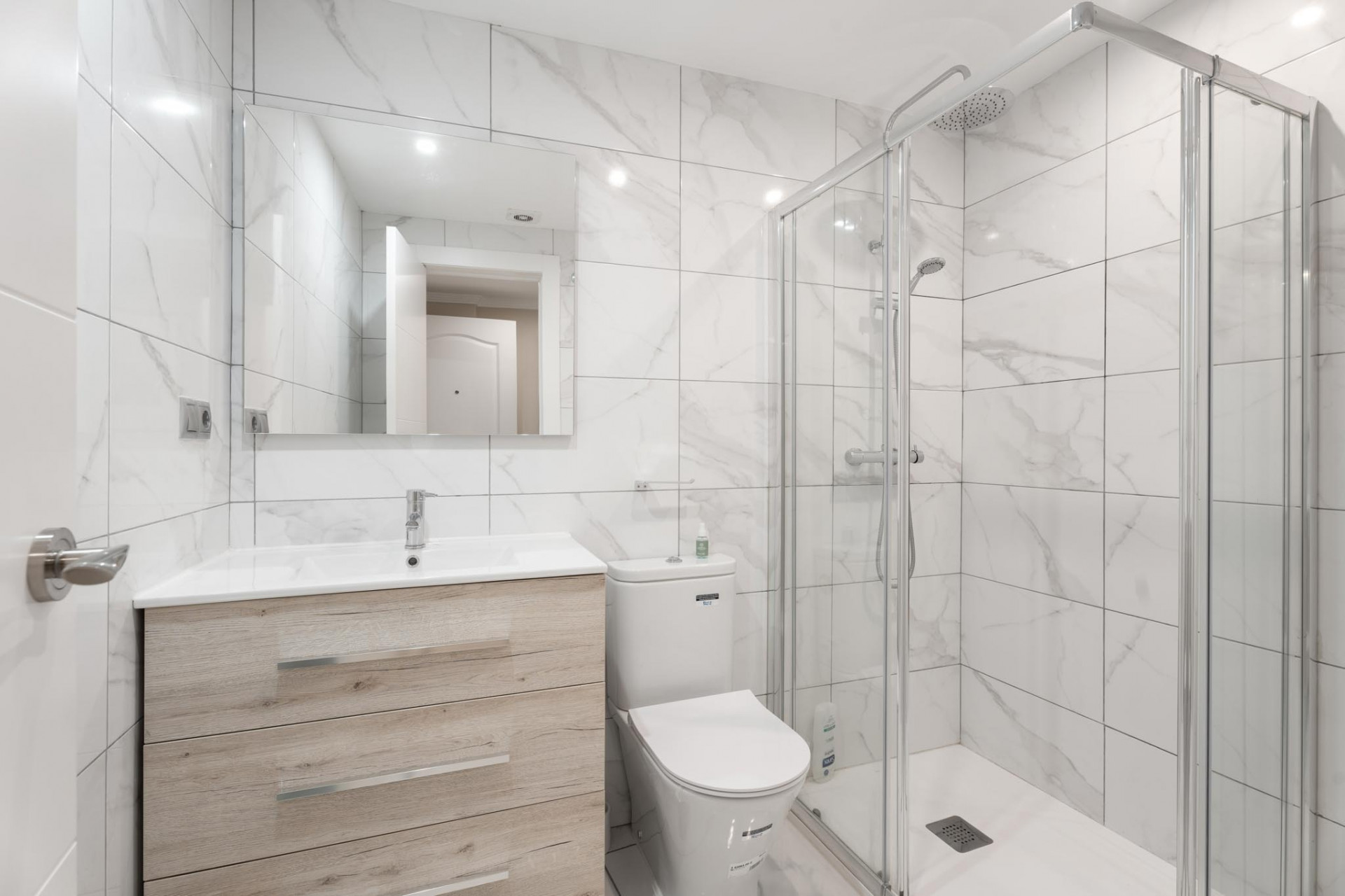 Moderne Leilighet på Bakkeplan i Nueva Andalucia med Fantastisk Utsikt