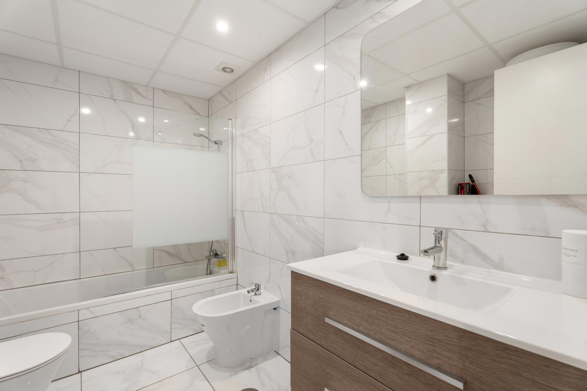 Moderne Leilighet på Bakkeplan i Nueva Andalucia med Fantastisk Utsikt