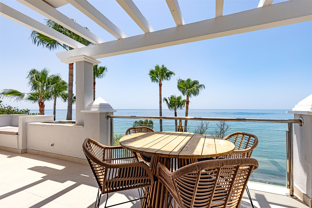 Exclusive Beachfront Penthouses and apartments – Experience Estepona at Its Finest – Stunning with Panoramic Sea Views
