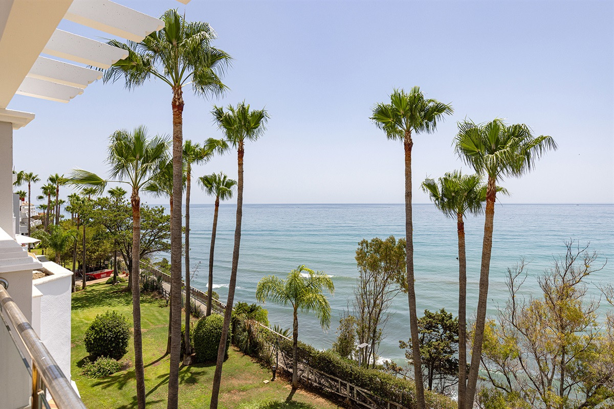 Exclusive Beachfront Penthouses and apartments – Experience Estepona at Its Finest – Stunning with Panoramic Sea Views