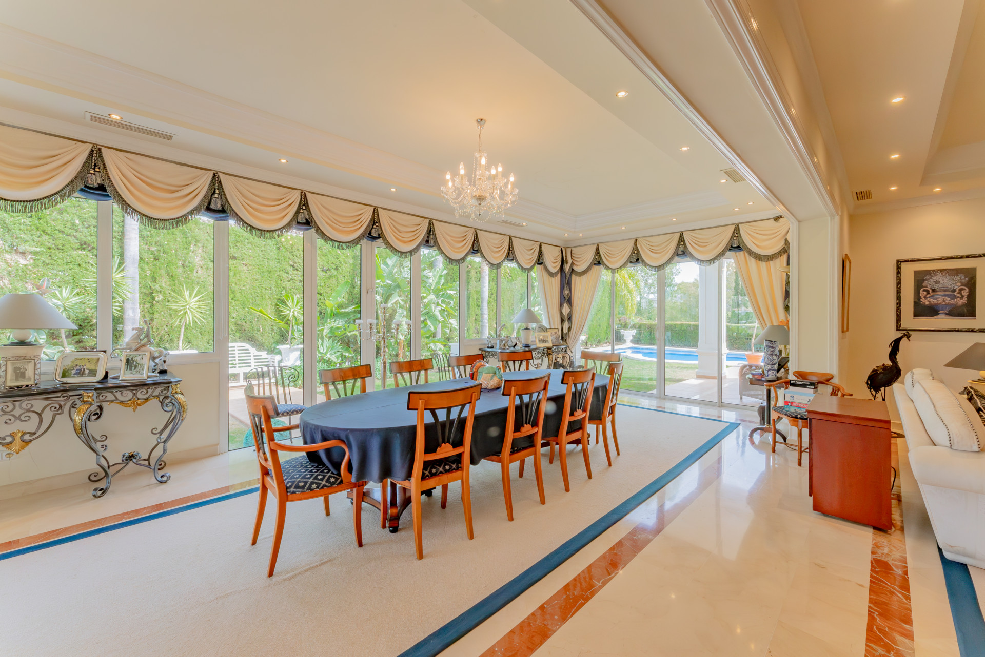 Classical Style Villa for Sale in El Herrojo, Benahavis