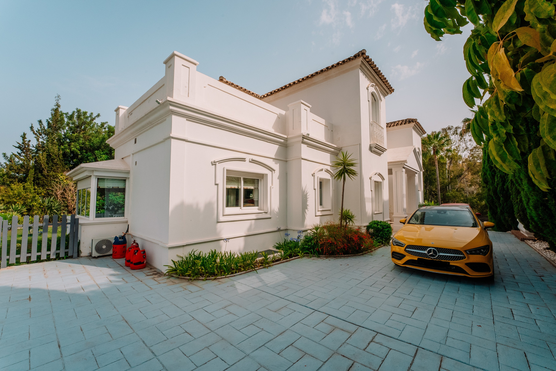 Classical Style Villa for Sale in El Herrojo, Benahavis