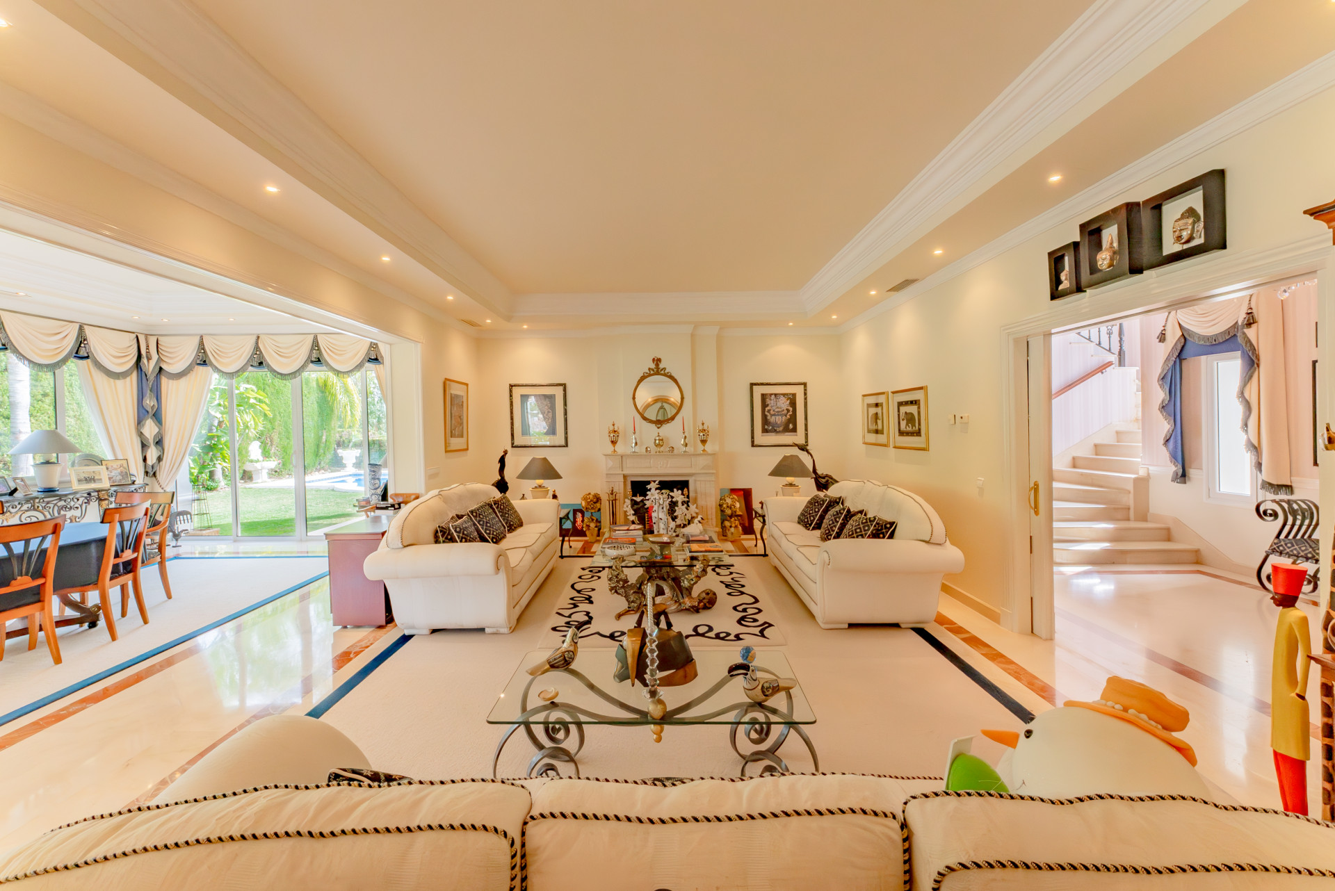 Classical Style Villa for Sale in El Herrojo, Benahavis