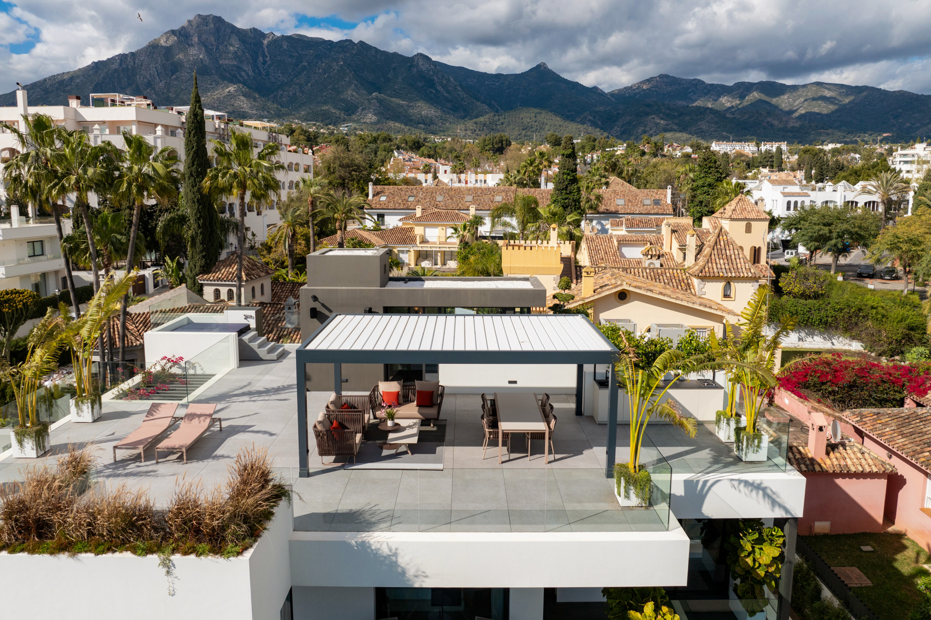 Remarkable beachfront villa in Casablanca, Marbella