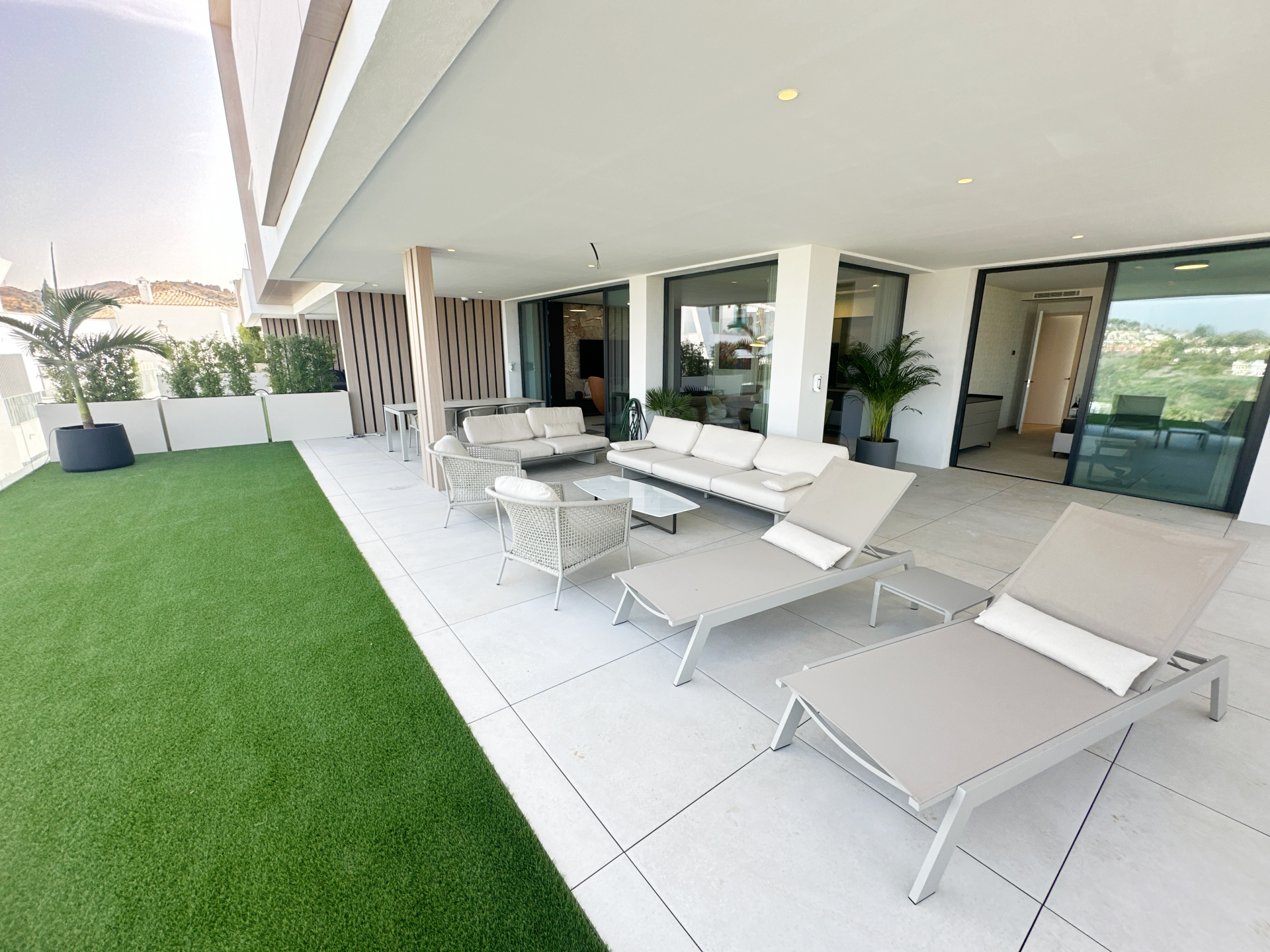 Apartamento en Planta Baja con Vista al Mar y Montaña en Artola, Marbella Este