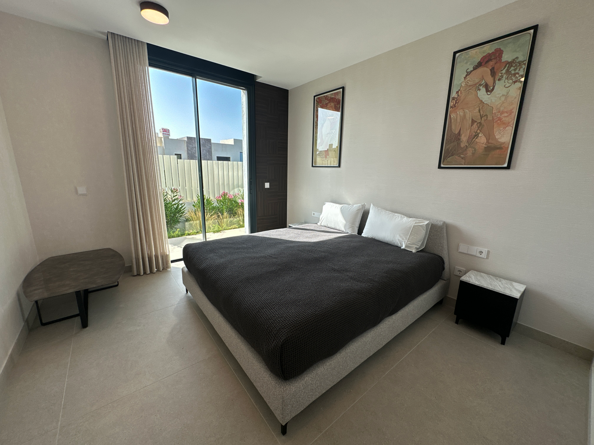 Apartamento en Planta Baja con Vista al Mar y Montaña en Artola, Marbella Este