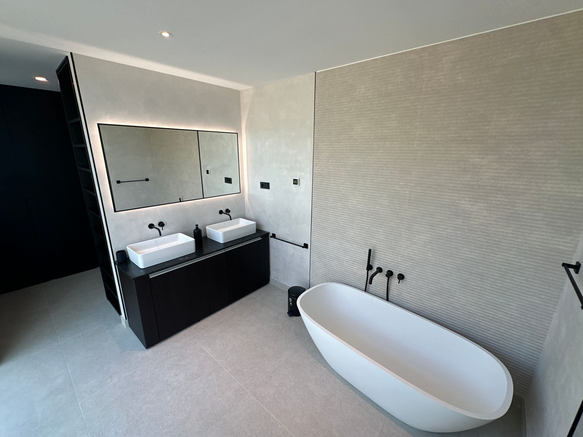 Apartamento en Planta Baja con Vista al Mar y Montaña en Artola, Marbella Este