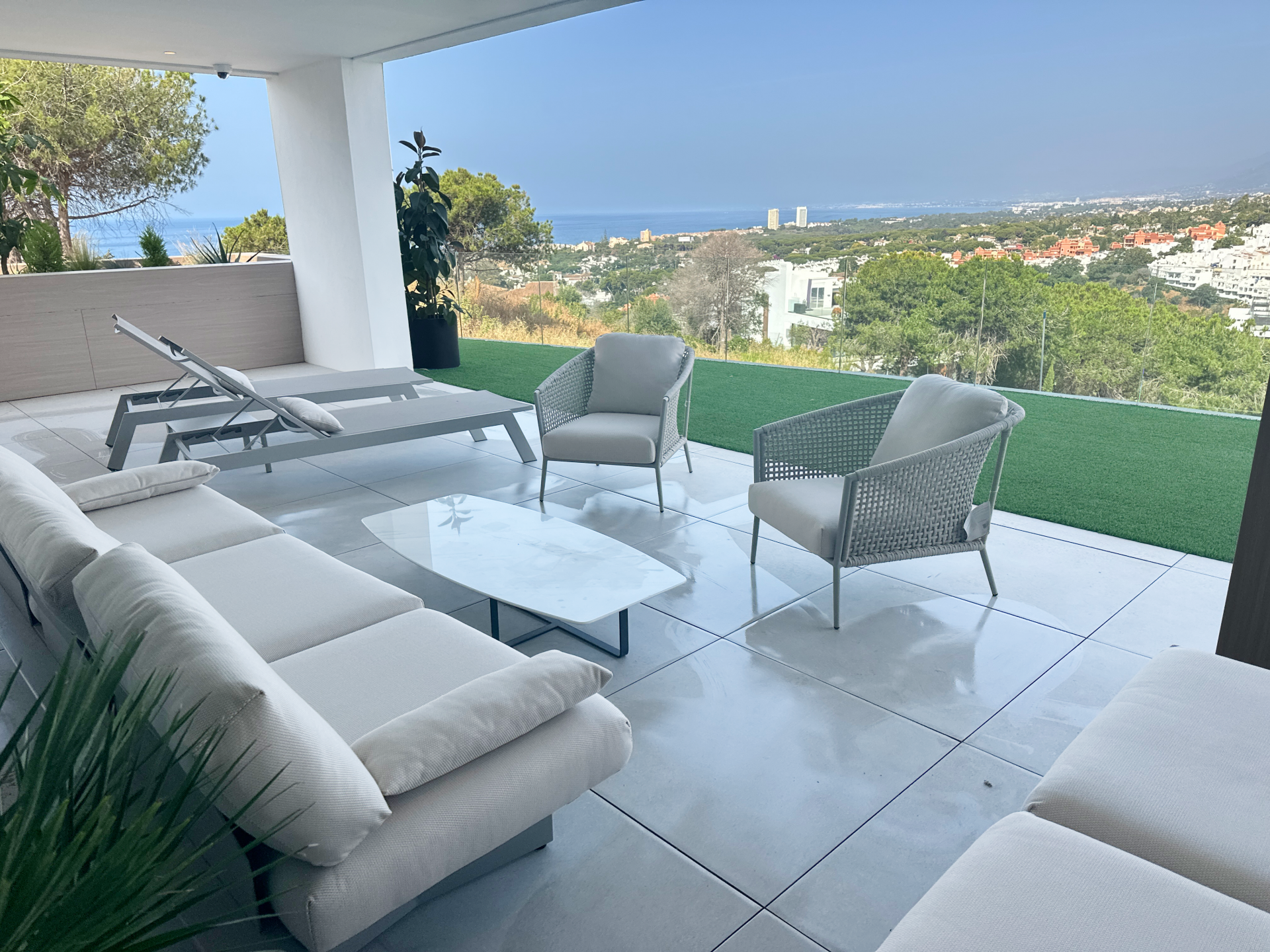 Apartamento en Planta Baja con Vista al Mar y Montaña en Artola, Marbella Este